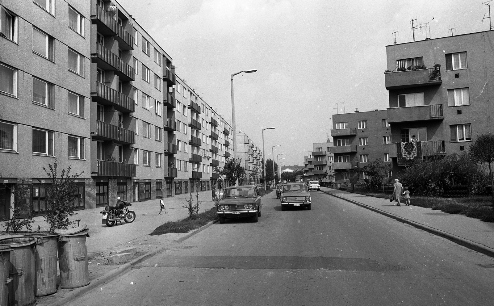 Hungary, Makó, Hunyadi utca a Kálvin utca felől nézve., 1979, Magyar Rendőr, street view, carpet, dustbin, Fortepan #66382
