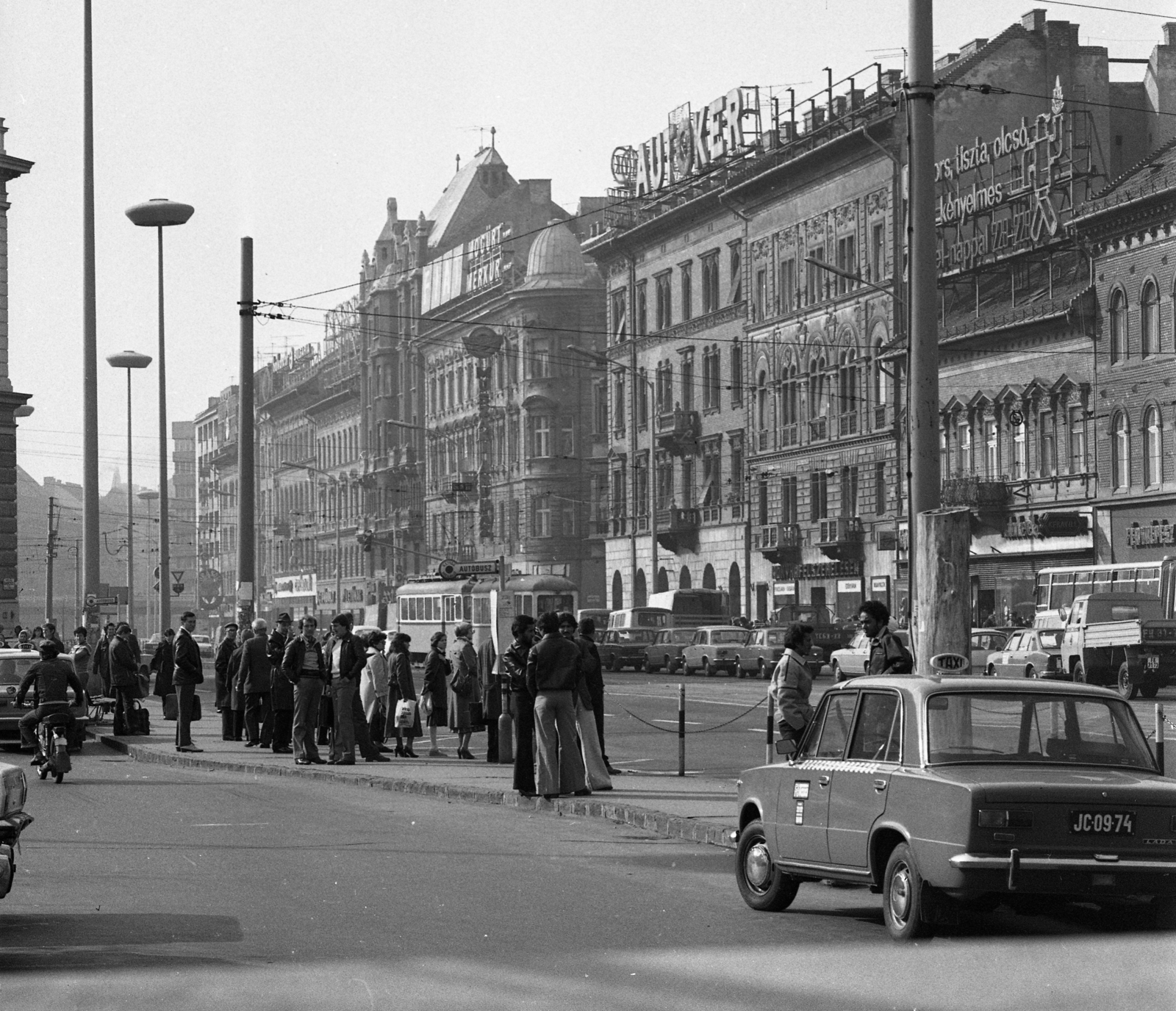 Hungary, Budapest VIII.,Budapest VII., a Thököly út Baross téri szakasza a Verseny utca irányából nézve., 1979, Magyar Rendőr, neon sign, Lada-brand, tram, number plate, Ganz UV tramway, Trailer car, neon sign, Budapest, UFO lamp, Fortepan #66383