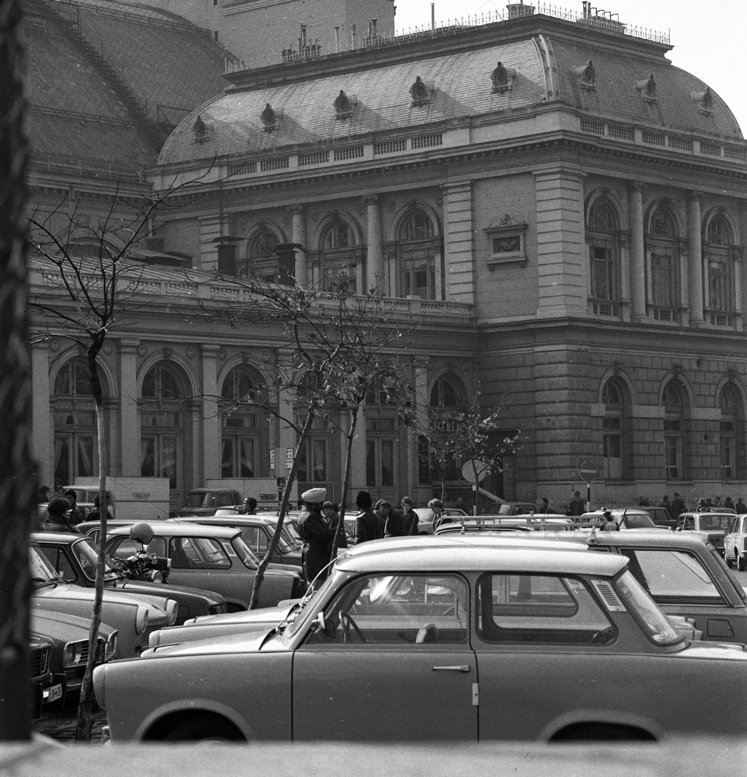 Magyarország, Budapest VIII., Baross tér, parkoló a Keleti pályaudvar indulási oldalánál., 1979, Magyar Rendőr, Barkas-márka, rendőr, vasútállomás, taxiállomás, Trabant 601, Skoda 100, Renault 16, utasellátó, VAZ 2102, Dacia 1300, VAZ 2101, eklektikus építészet, Budapest, Rochlitz Gyula-terv, Fortepan #66384