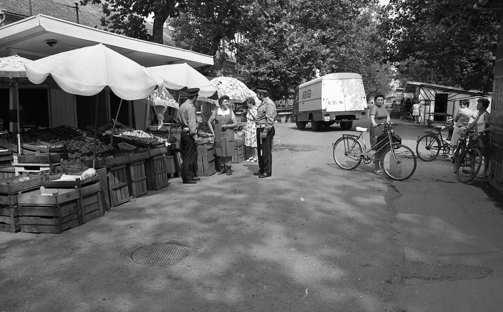 Hungary, Makó, Deák Ferenc utca, piac., 1979, Magyar Rendőr, Robur-brand, bicycle, market, Fortepan #66385