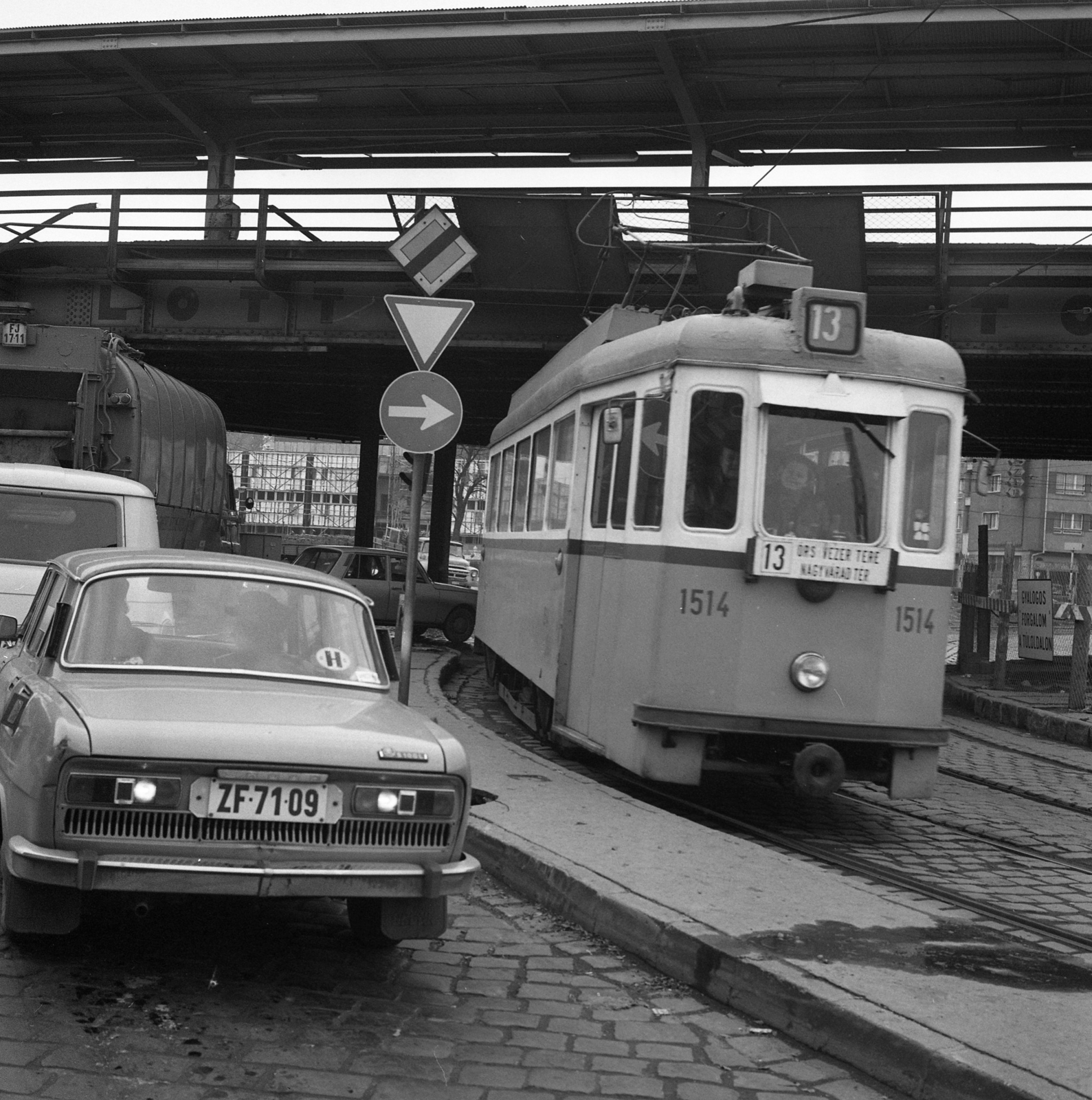 Hungary, Budapest X., Mázsa tér a Liget (Zalka Máté) tér irányába nézve., 1979, Magyar Rendőr, Czechoslovak brand, Skoda-brand, tram, road sign, number plate, Budapest, country code sign, public transport line number, Fortepan #66392