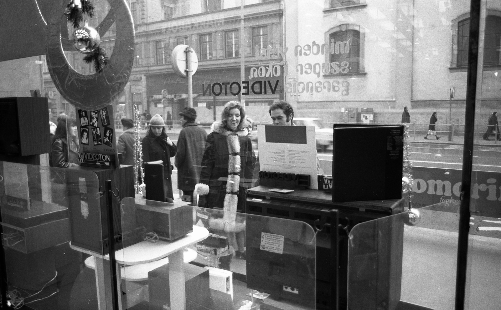 Hungary, Budapest V., Kossuth Lajos utca 2/b, KERAVILL üzlet (Videoton márkabolt) kirakata belülről, szemben a Belvárosi Ferences templom oldala., 1979, Magyar Rendőr, Show window, specialty store, Budapest, Fortepan #66401