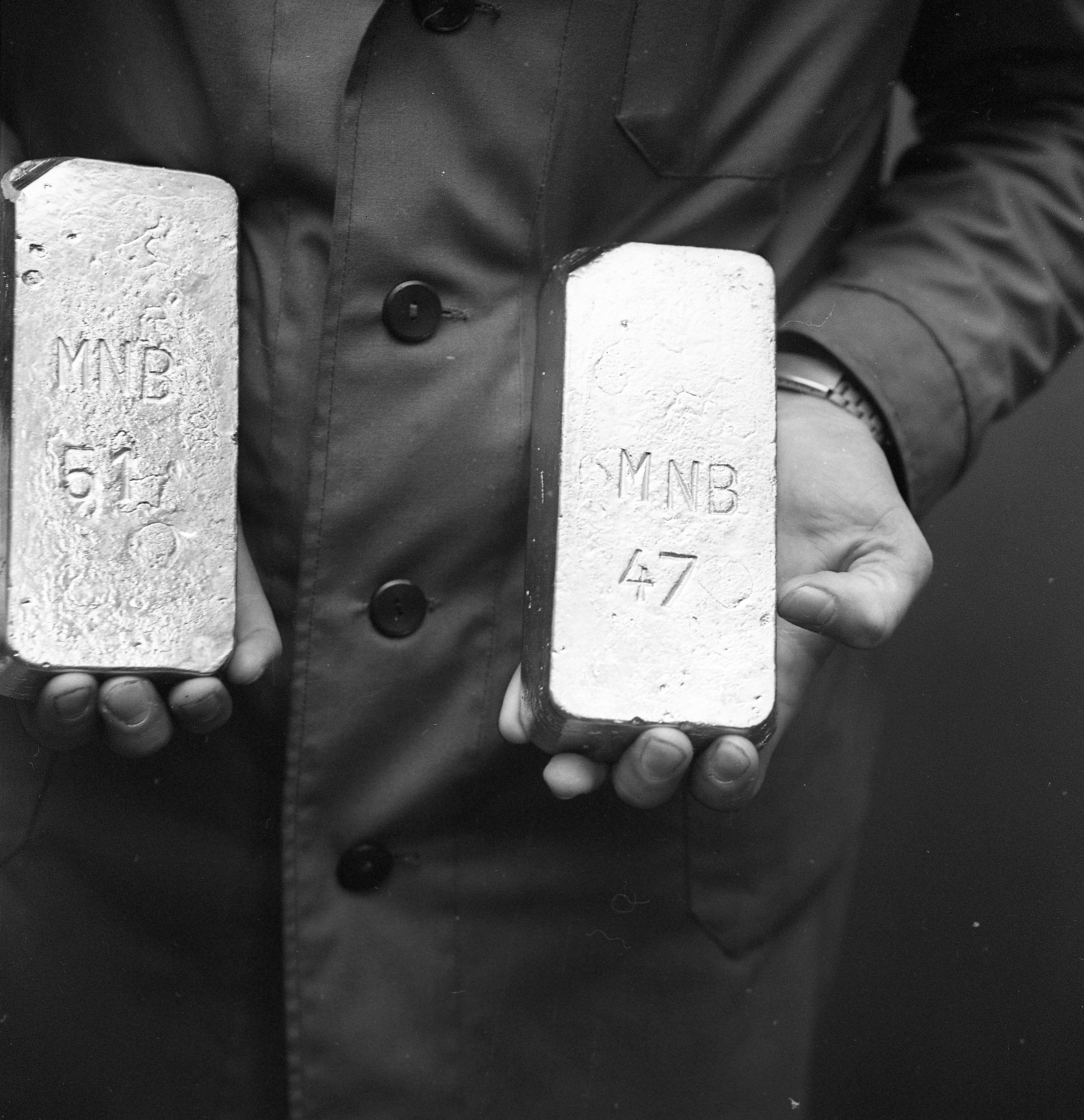 Magyarország, Budapest VIII., Üllői út 102., a felvétel az Állami Pénzverőben készült, 12,5 kg súlyú színarany tömbök., 1979, Magyar Rendőr, arany, Budapest, Fortepan #66403
