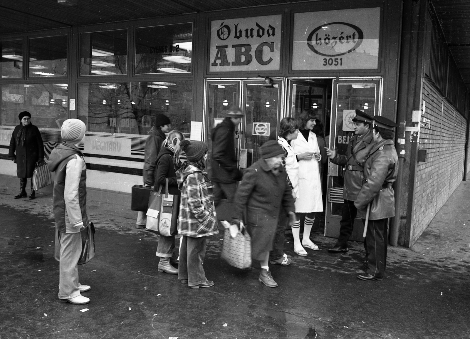 Hungary, Óbuda, Budapest III., Gyenes utca 2., Óbuda ABC a Zápor utca torkolatánál., 1979, Magyar Rendőr, Budapest, grocery store, Közért Company, Fortepan #66405