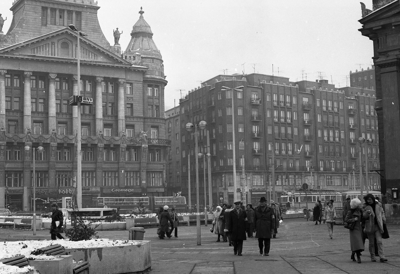 Hungary, Budapest V.,Budapest VI., Deák Ferenc tér, balra az Anker-ház., 1980, Magyar Rendőr, Ignác Alpár-design, palace, eclectic architecture, Budapest, Fortepan #66410