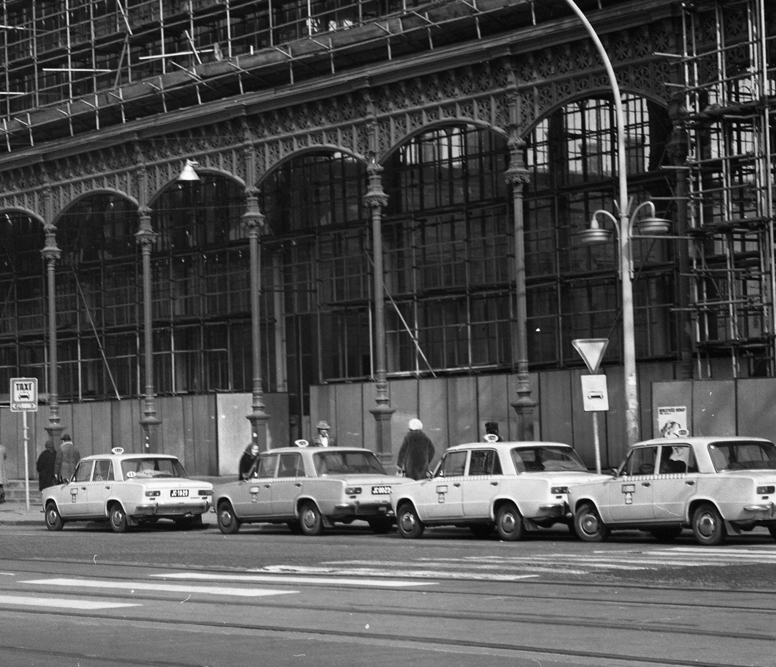 Hungary, Budapest VI., Teréz (Lenin) körút, Nyugati Pályaudvar., 1980, Magyar Rendőr, number plate, Budapest, Gustave Eiffel-design, crosswalk, Fortepan #66433