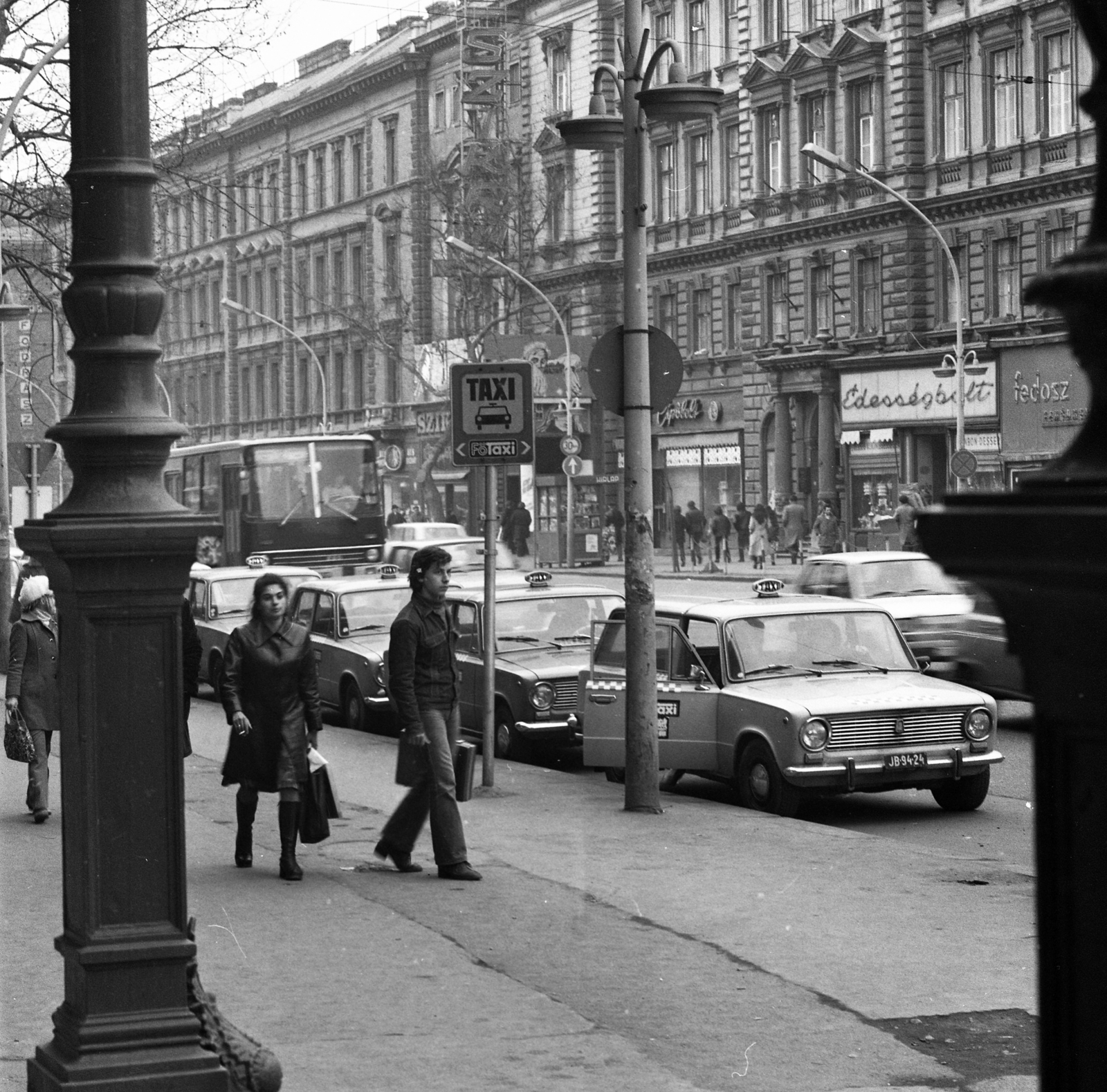 Hungary, Budapest VI., Teréz (Lenin) körút a Nyugati pályaudvar előtt., 1980, Magyar Rendőr, taxicab, neon sign, taxicab stand, Budapest, Fortepan #66435