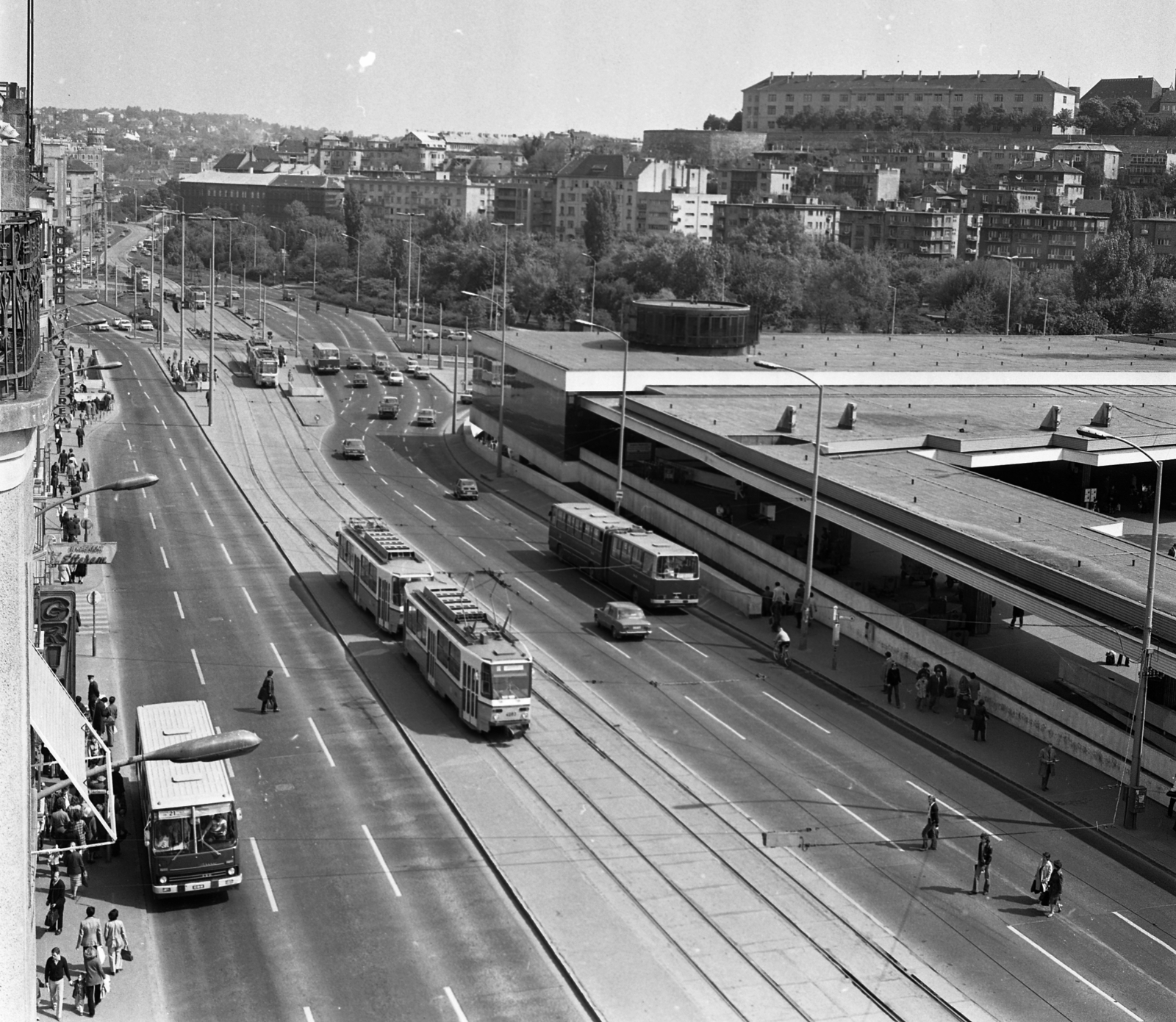 Hungary, Budapest I., Alkotás utca a Déli pályaudvarnál, a Krisztina körút és a Vérmező felé nézve. Fent a budai Várban a Hadtörténeti Múzeum., 1980, Magyar Rendőr, Tatra-brand, Ikarus-brand, Ganz UV tramway, Budapest, Ganz-brand, Fortepan #66464