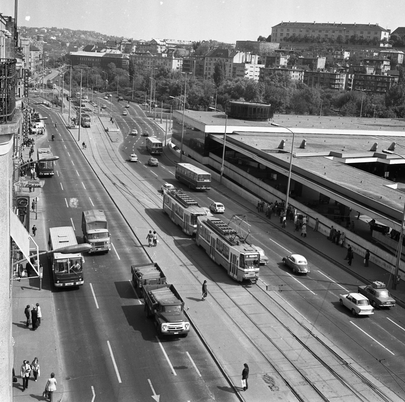 Hungary, Budapest I., Alkotás utca a Déli pályaudvarnál, a Krisztina körút és a Vérmező felé nézve. Fent a budai Várban a Hadtörténeti Múzeum., 1980, Magyar Rendőr, Ganz UV tramway, Budapest, Ikarus-brand, Ganz-brand, Fortepan #66465