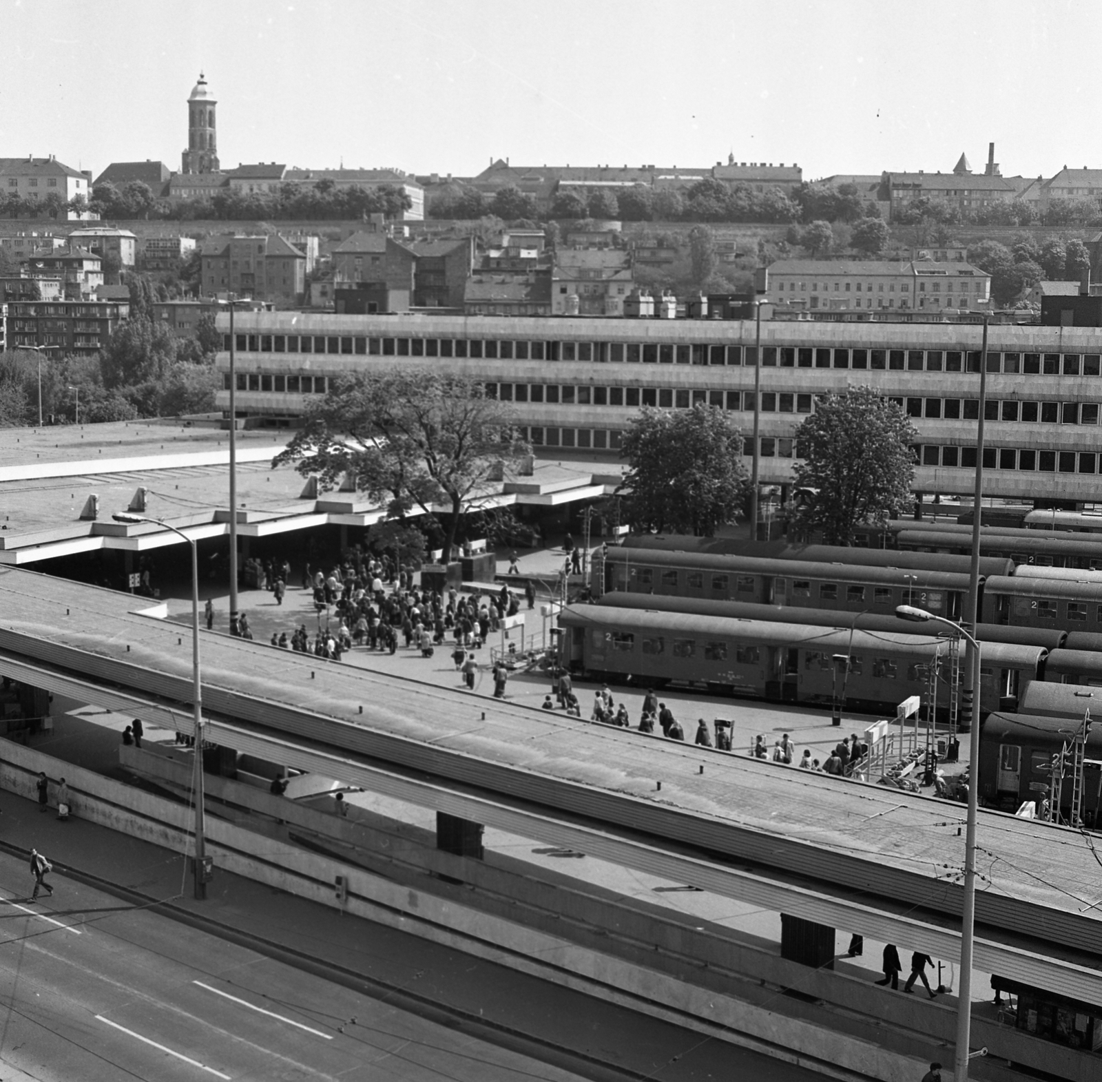 Hungary, Budapest I., a Déli pályaudvar egy Alkotás utcai házból nézve. Balra fent a budai Várban a Mária Magdolna-templom tornya látszik., 1980, Magyar Rendőr, train station, light-signalling device, Budapest, Fortepan #66467