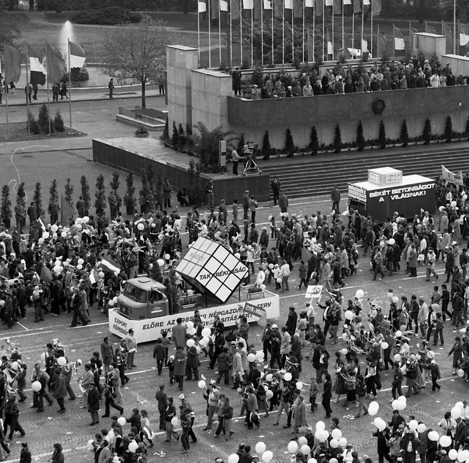 Magyarország, Budapest XIV., Ötvenhatosok tere (Felvonulási tér), május 1-i felvonulás., 1985, Magyar Rendőr, német gyártmány, teherautó, IFA-márka, politikai dekoráció, felvonulás, május 1, IFA W50, tévékamera, Budapest, pódiumautó, Fortepan #66475