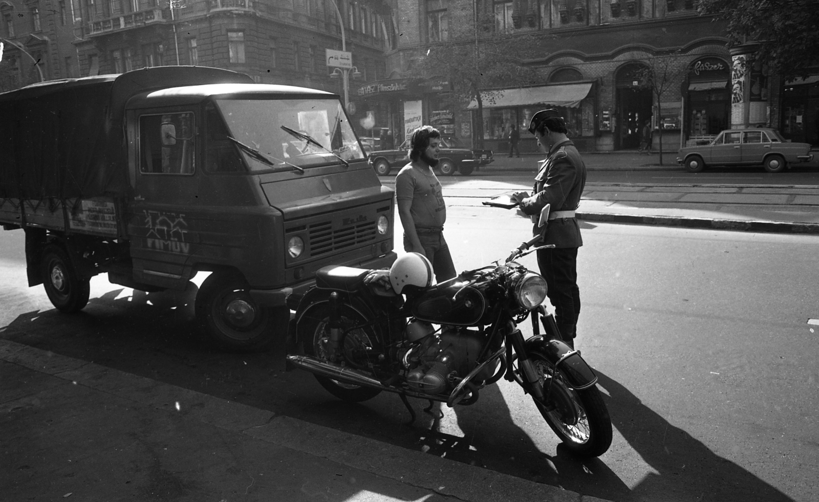 Magyarország, Budapest VIII., József körút, szemben a Csepreghy utca sarkán a Bányász mozi., 1980, Magyar Rendőr, motorkerékpár, Zuk-márka, BMW-márka, lengyel gyártmány, Budapest, FIMÜV-szervezet, Fortepan #66483