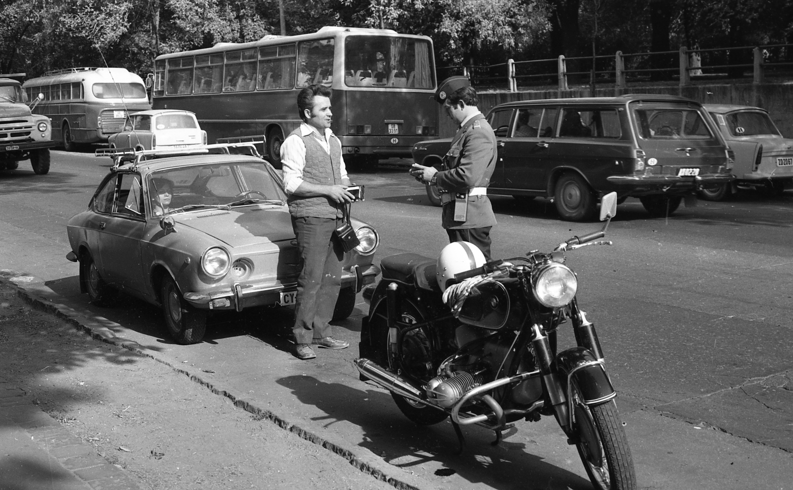 Hungary, Budapest VIII., Korányi Sándor utca, háttérben a Ludovika (Kun Béla) tér., 1980, Magyar Rendőr, Trabant-brand, motorcycle, Fiat-brand, Ikarus-brand, BMW-brand, number plate, Budapest, bus, Fortepan #66484