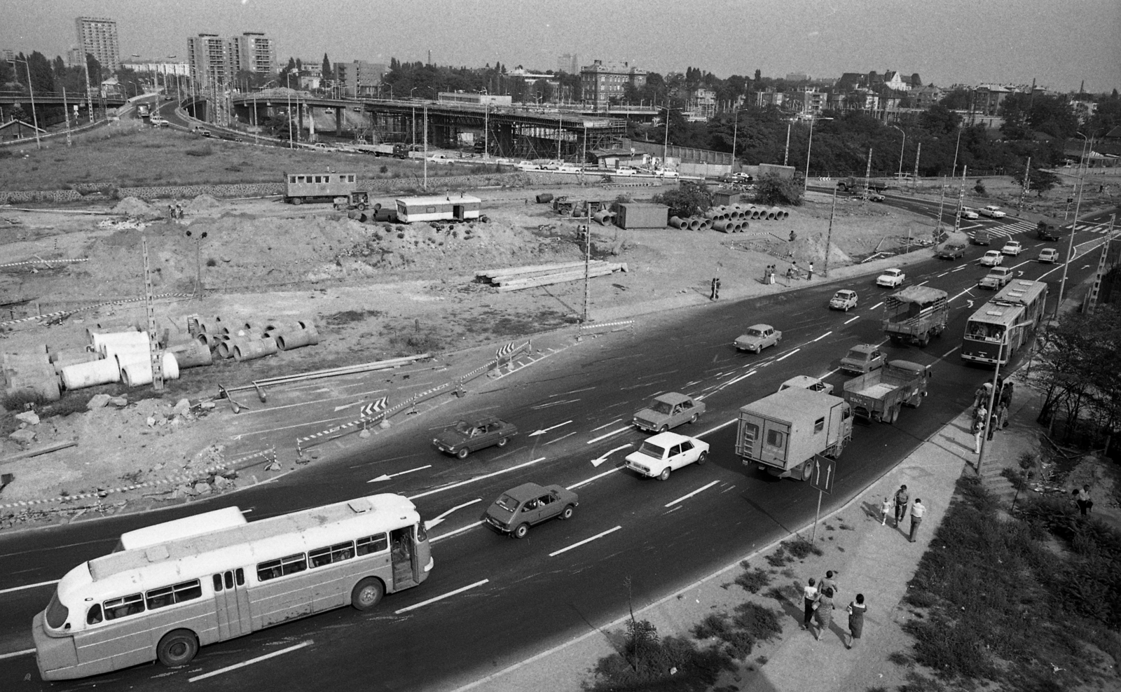 Hungary, Budapest XIV., Hungária körút, a Kacsóh Pongrác úti felüljáró építése., 1980, Magyar Rendőr, bus, Hungarian brand, construction, Ikarus-brand, Zaporozhetz-brand, Budapest, Fortepan #66488