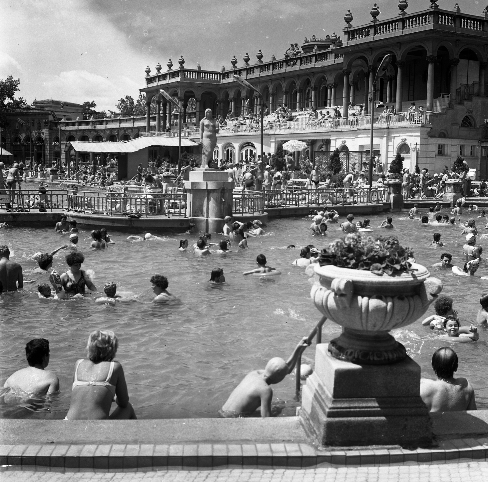 Hungary, Budapest XIV., Széchenyi fürdő., 1980, Magyar Rendőr, thermal bath, Budapest, Neo-Baroque-style, Győző Czigler-design, Fortepan #66494