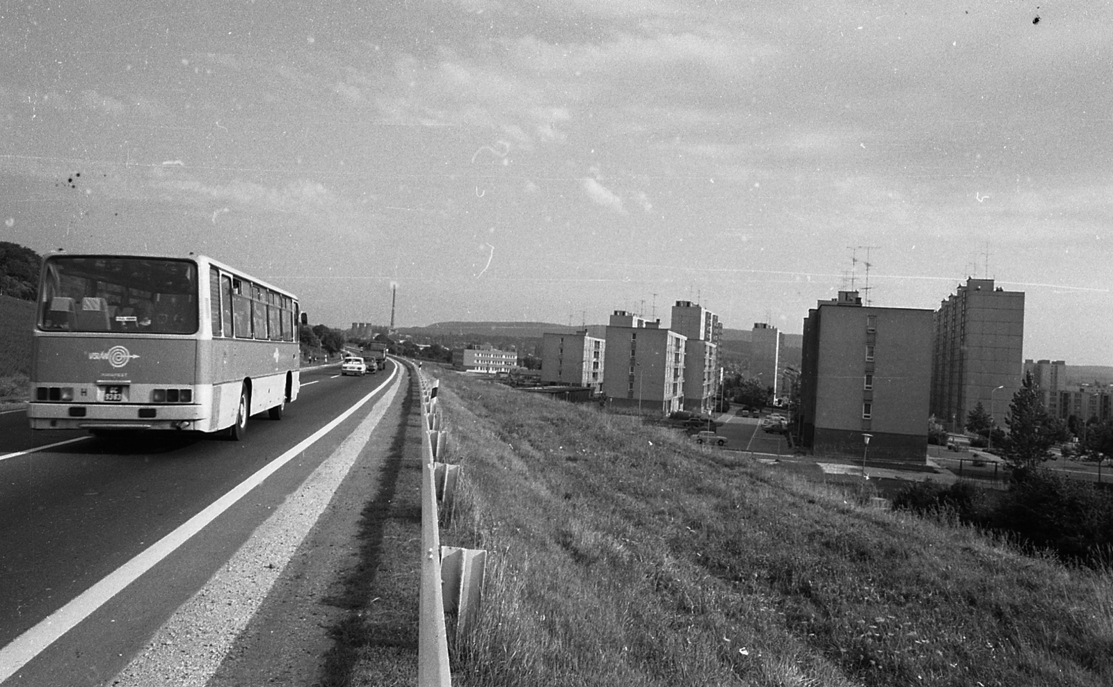 Hungary, Tata-Tóváros, a Mártírok útjai lakótelep házai az 1-es főútról nézve, a távolban az I-es erőmű., 1980, Magyar Rendőr, bus, Hungarian brand, Volán organisation, Ikarus-brand, Fortepan #66502