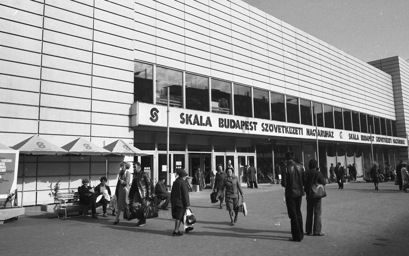 Magyarország, Budapest XI., Október huszonharmadika (Schönherz Zoltán) utca, Skála Budapest Szövetkezeti Nagyáruház., 1980, Magyar Rendőr, Budapest, Skála áruház, Fortepan #66510