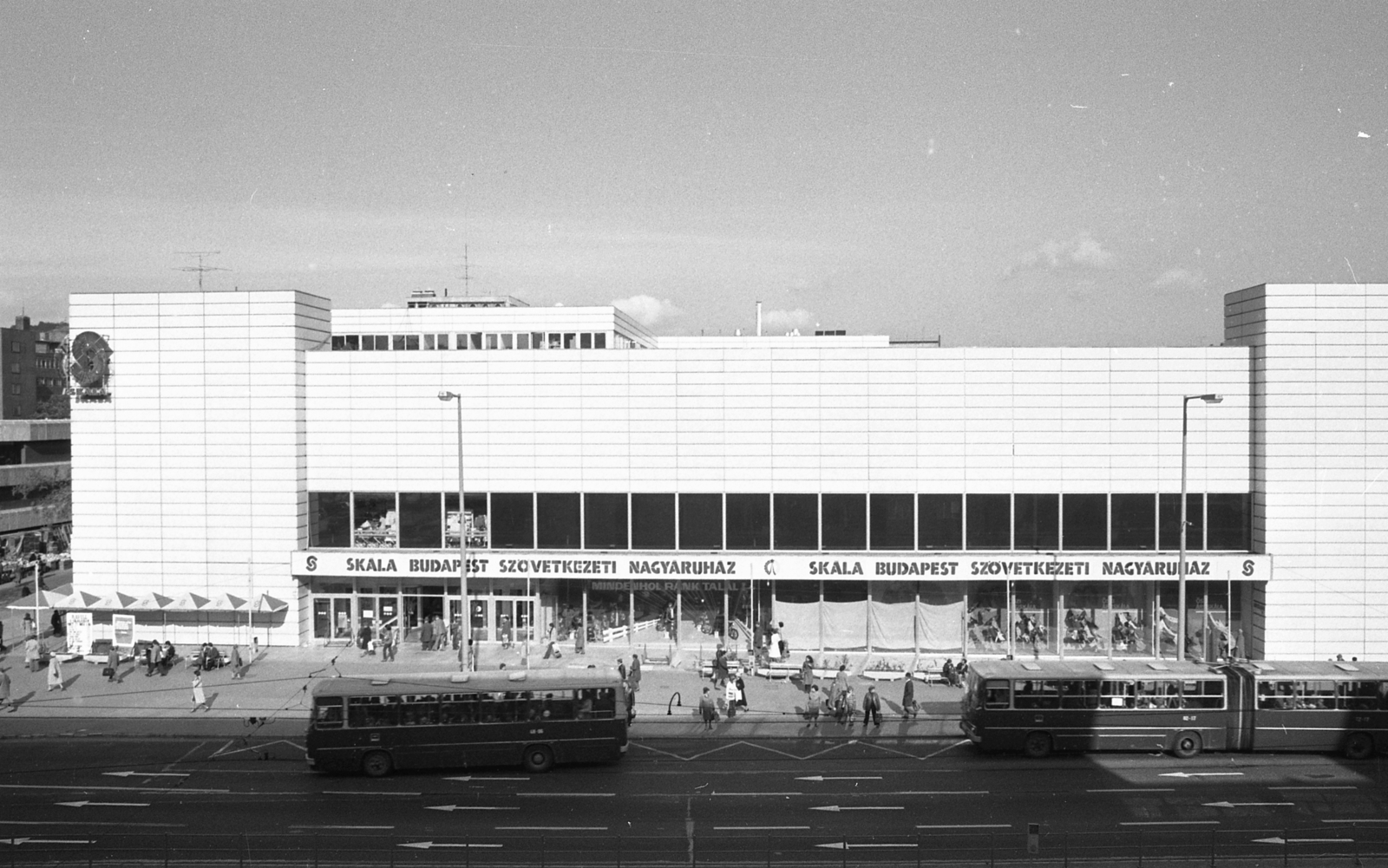 Hungary, Budapest XI., Október huszonharmadika (Schönherz Zoltán) utca, Skála Budapest Szövetkezeti Nagyáruház., 1980, Magyar Rendőr, Ikarus-brand, aerial, Budapest, Skála department store, bus, Fortepan #66511