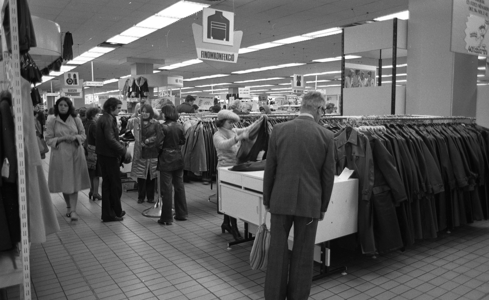 Hungary, Budapest XI., Október huszonharmadika (Schönherz Zoltán) utca, Skála Budapest Szövetkezeti Nagyáruház., 1980, Magyar Rendőr, Budapest, Skála department store, Fortepan #66512