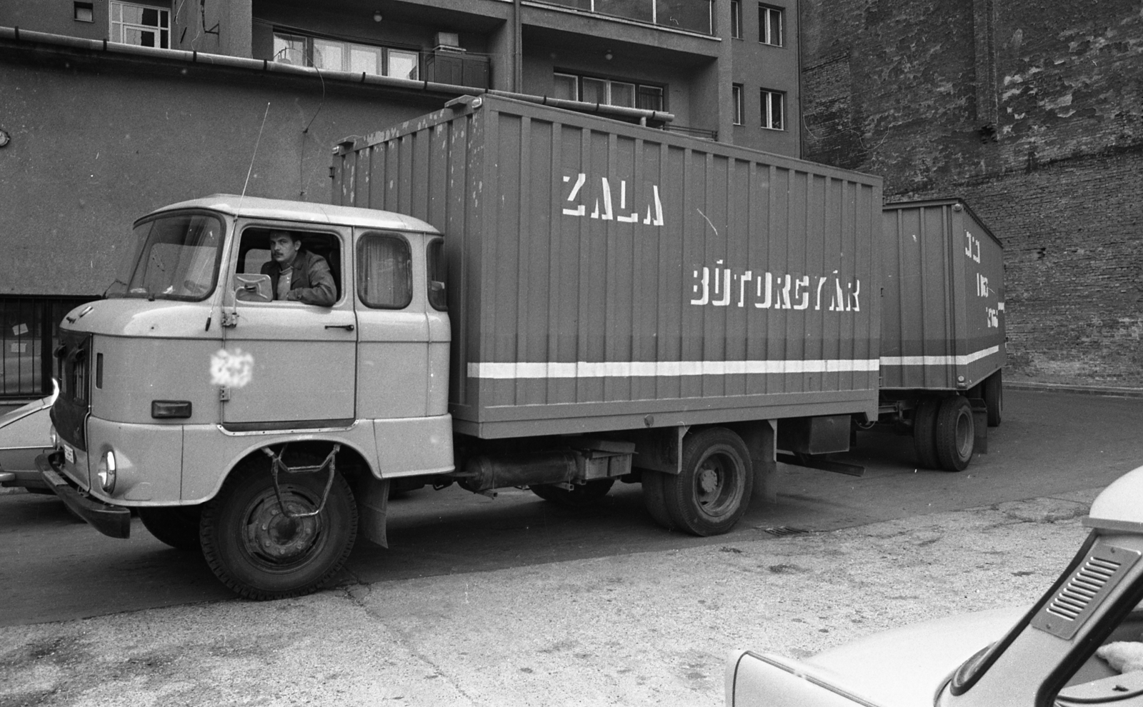 Hungary, Budapest XI., Bartók Béla út 5. udvara a Zala Bútorgyár mintaboltja mögött., 1980, Magyar Rendőr, German brand, commercial vehicle, IFA-brand, Budapest, Fortepan #66514