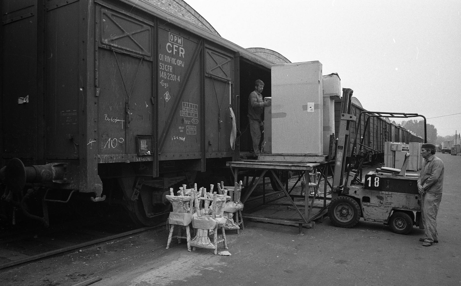 Hungary, Budapest XV., Székely Elek (Sípos Dénes) út 9., a Bútorért Vállalat bútorraktára., 1980, Magyar Rendőr, railway, trolley, Budapest, Fortepan #66515