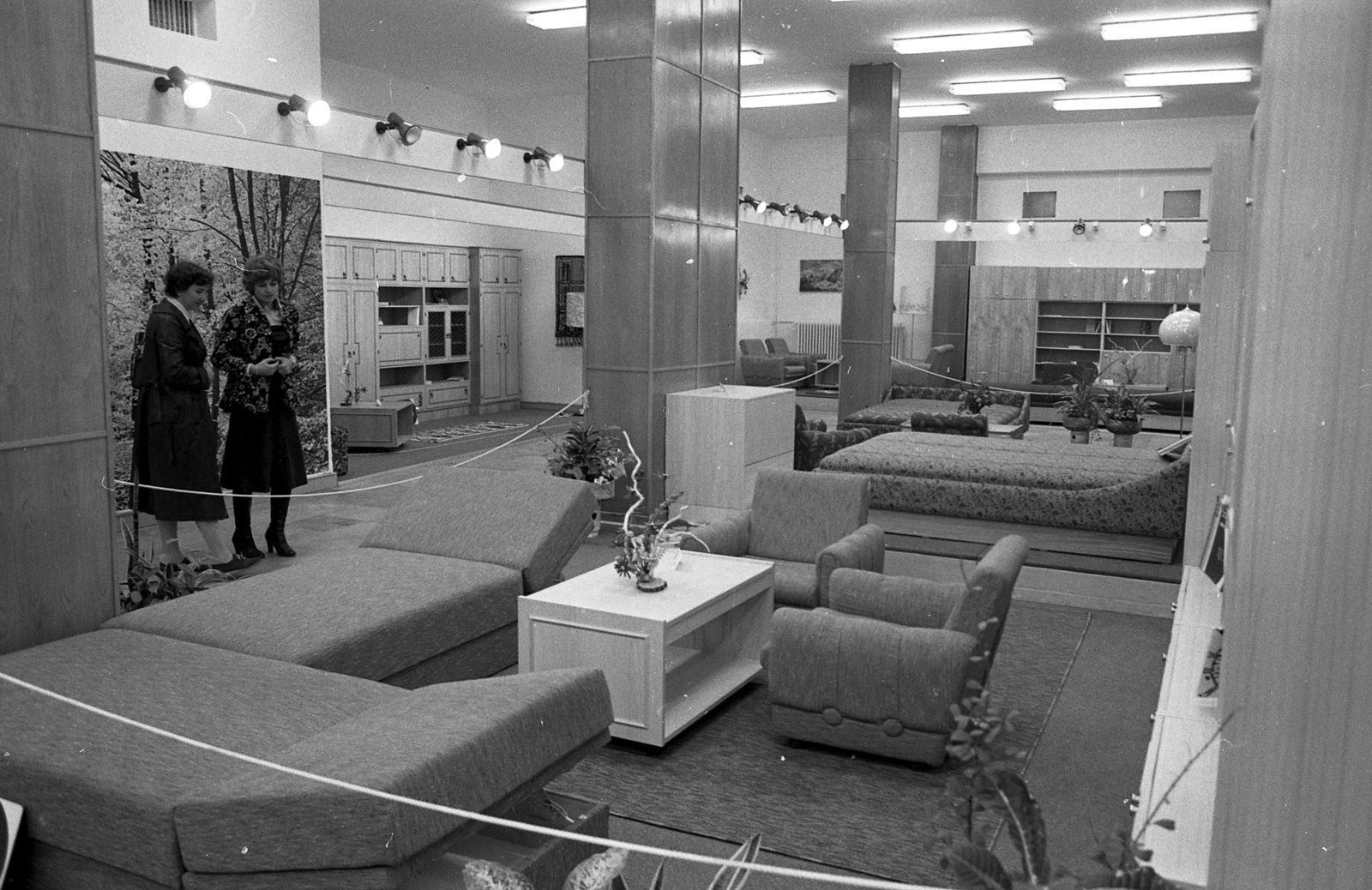 Hungary, Budapest XI., Bartók Béla út 5., a Zala Bútorgyár mintaboltja., 1980, Magyar Rendőr, furniture shop, shop interior, Budapest, Fortepan #66518