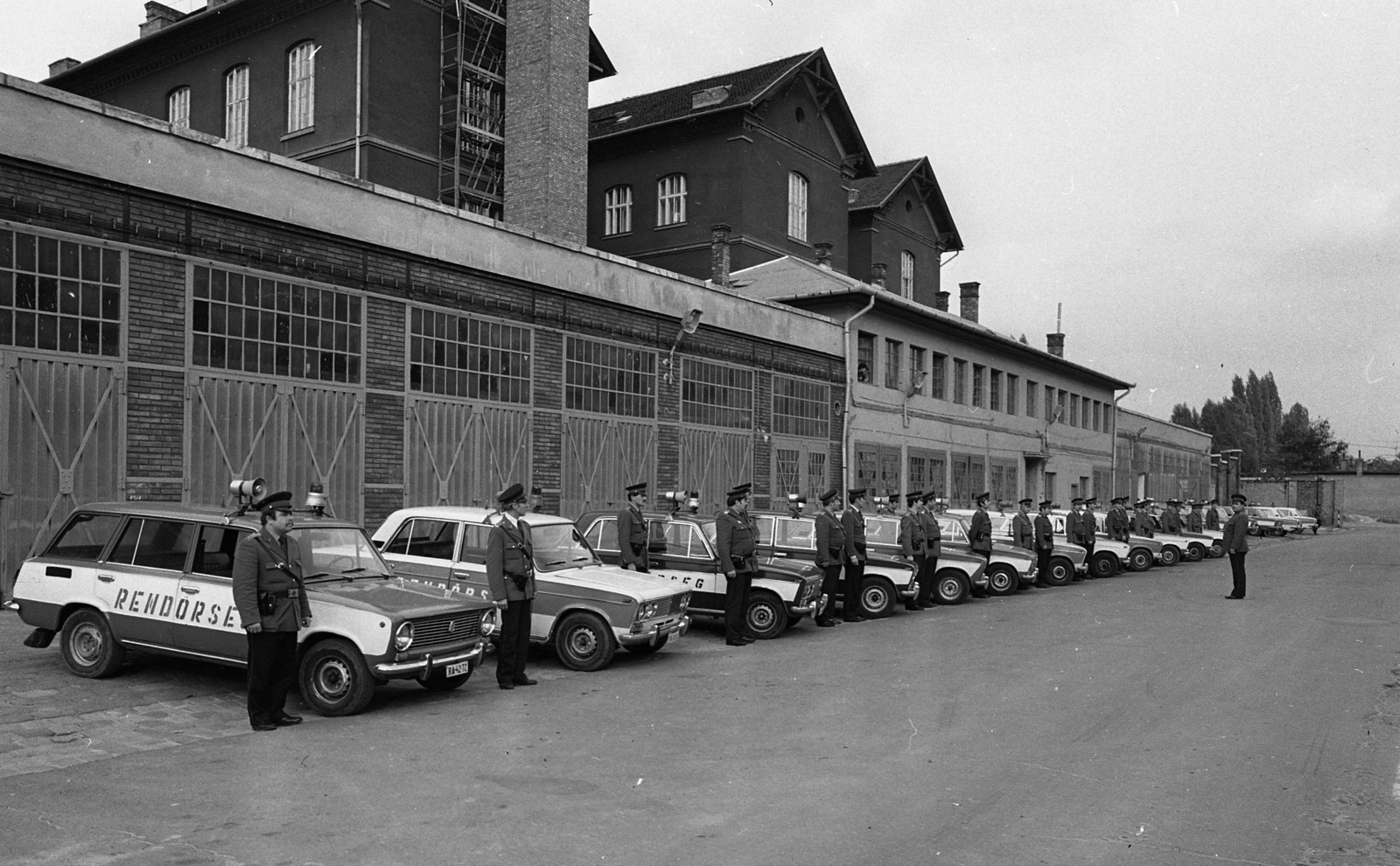 Hungary, Budapest VIII., Mosonyi utcai rendőrség udvara és garázsai a Lóvásár utca írányába nézve., 1980, Magyar Rendőr, Lada-brand, cop, automobile, police vehicle, Budapest, Fortepan #66521