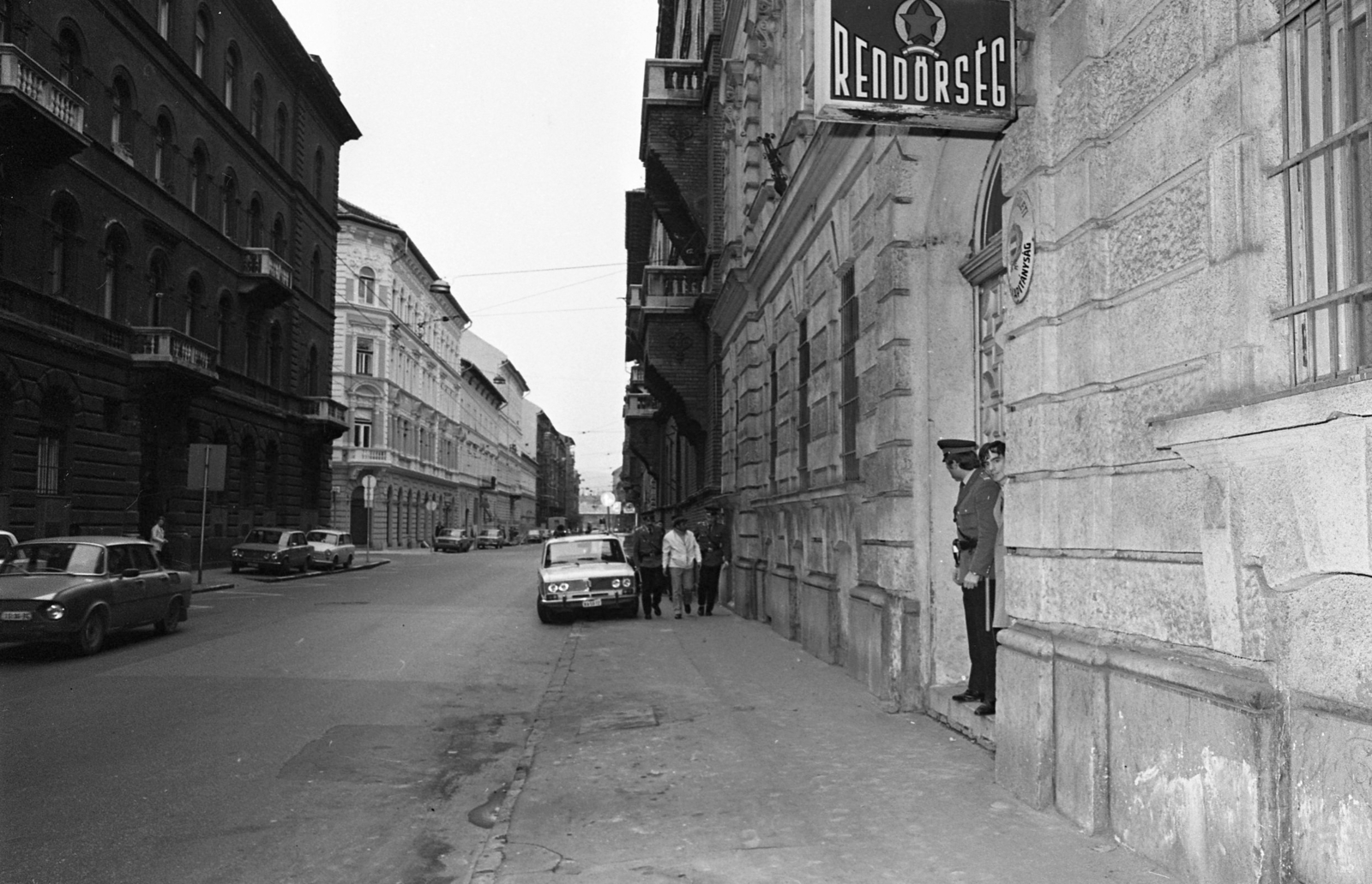 Hungary, Budapest VI., Izabella utca az Andrássy út (Népköztársaság útja) felől a Podmaniczky (Rudas László) utca felé nézve., 1980, Magyar Rendőr, Budapest, Fortepan #66522