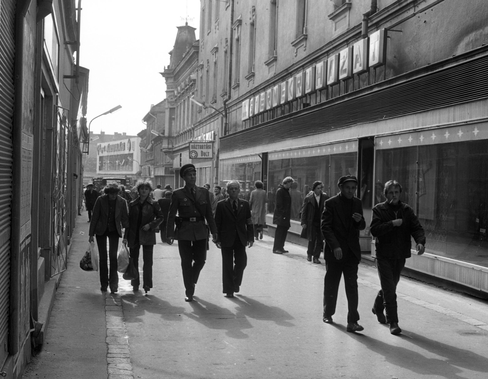 Hungary, Pápa, Kossuth Lajos utca a Fő tér felől nézve., 1980, Magyar Rendőr, store, bag, peaked cap, Fortepan #66526