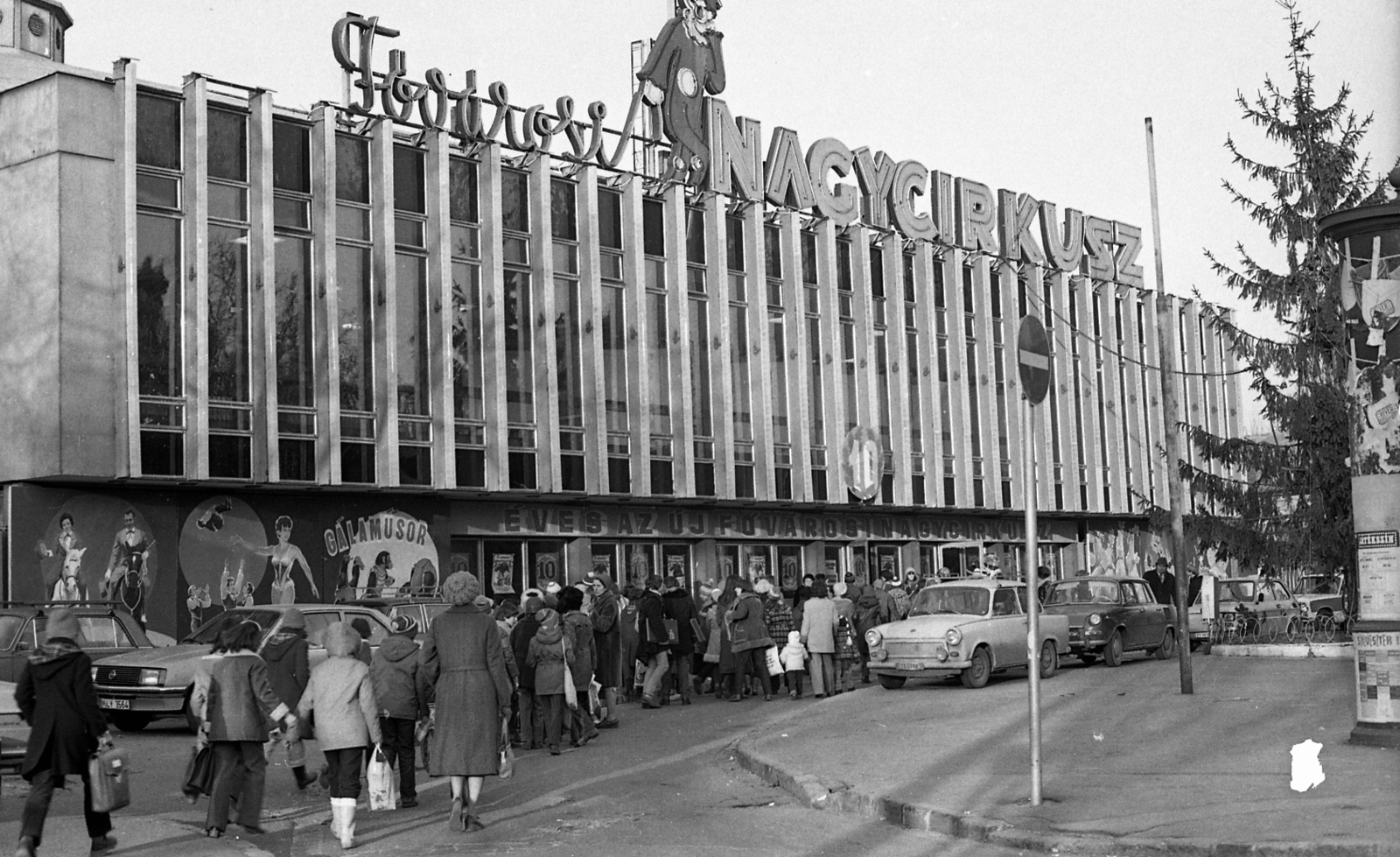 Magyarország, Városliget, Budapest XIV., Állatkerti körút, Fővárosi Nagycirkusz., 1981, Magyar Rendőr, reklám, plakát, Trabant-márka, járda, hirdetőoszlop, parkoló, épület, sokaság, jelzőtábla, Skoda 1000 MB, Trabant 601, cirkusz, Polski Fiat 126p, VAZ 2101, zászlórúd, neon felirat, látogatók, Budapest, Opel Rekord E, Fortepan #66542