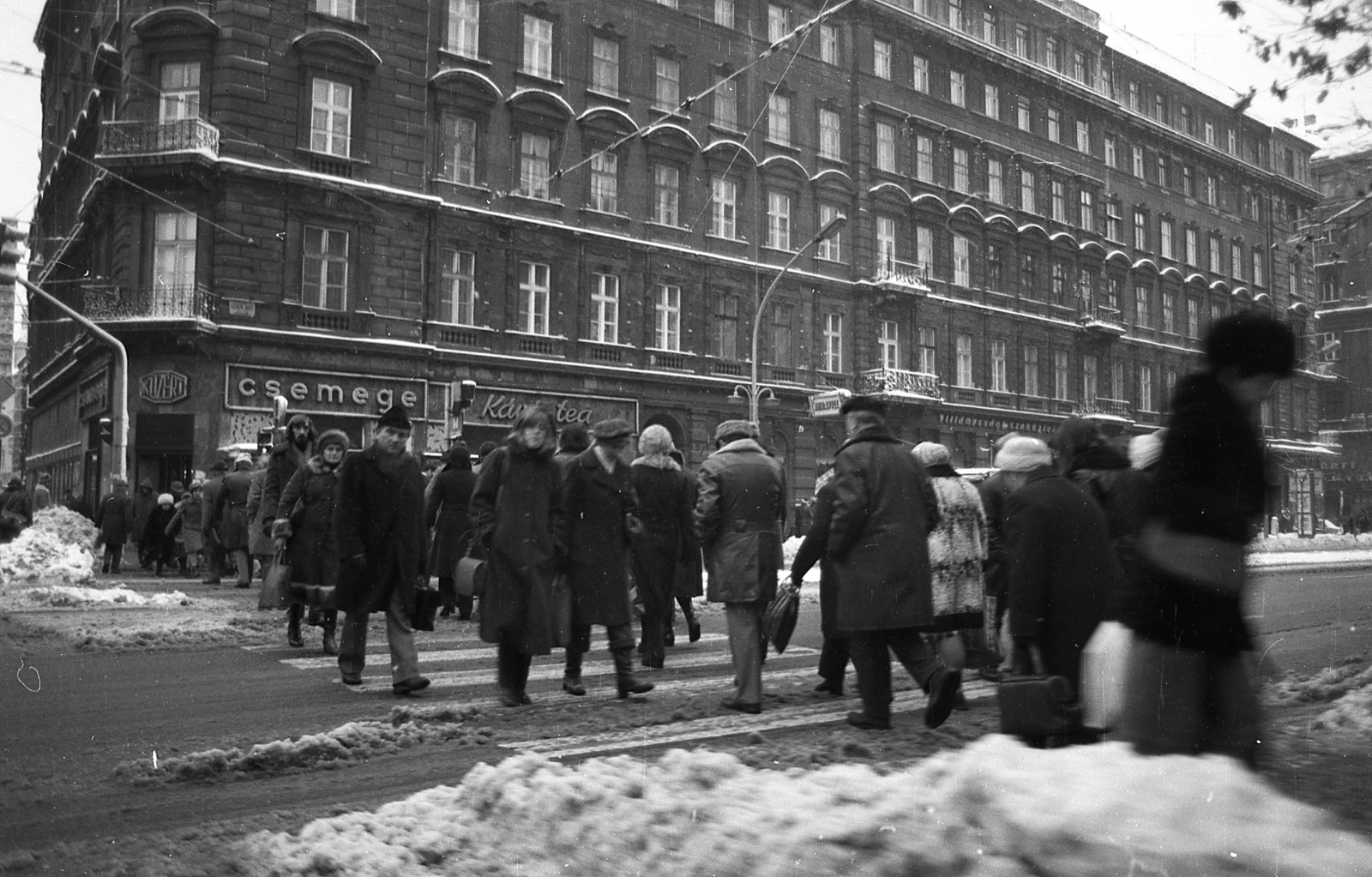Hungary, Budapest VI., Teréz (Lenin) körút, szemben a Király (Majakovszkij) utca és a Dohnányi Ernő (Szófia) utca közötti háztömb., 1981, Magyar Rendőr, winter, snow, neon sign, Budapest, grocery store, Közért Company, crosswalk, Fortepan #66551