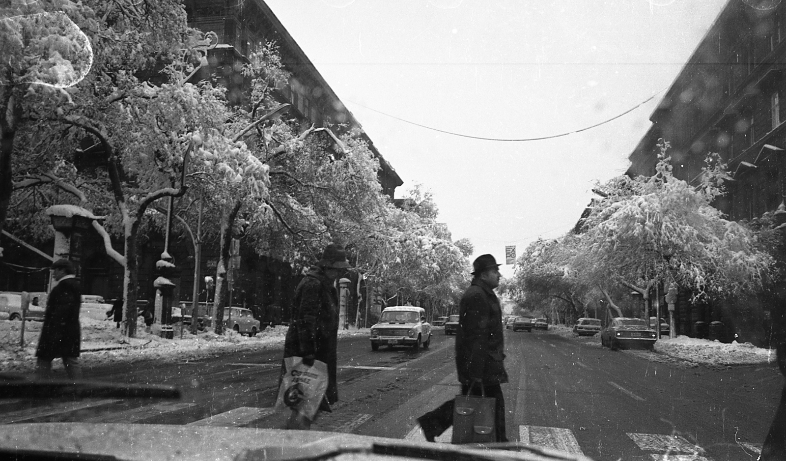 Magyarország, Budapest VI., Andrássy út (Népköztársaság útja) az Operaház előtt a Bajcsy-Zsilinszky út felé nézve., 1981, Magyar Rendőr, Budapest, gyalogátkelő, Fortepan #66552