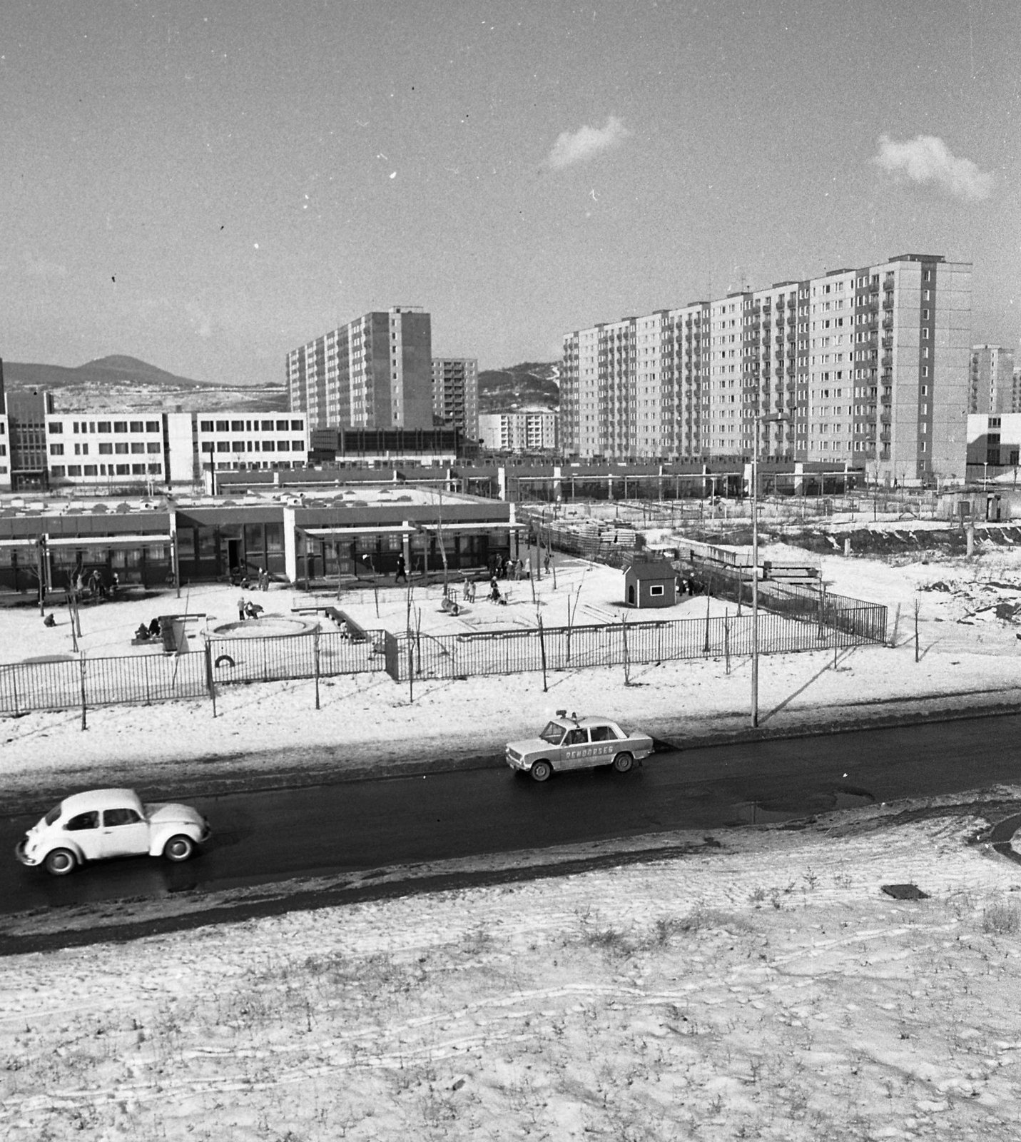 Hungary, Budapest III., Békásmegyeri lakótelep, előtérben a Hatvany Lajos (Bogár Ignác) utca, szemben a Sarkadi Imre utca panelházai., 1981, Magyar Rendőr, winter, snow, Budapest, Fortepan #66555