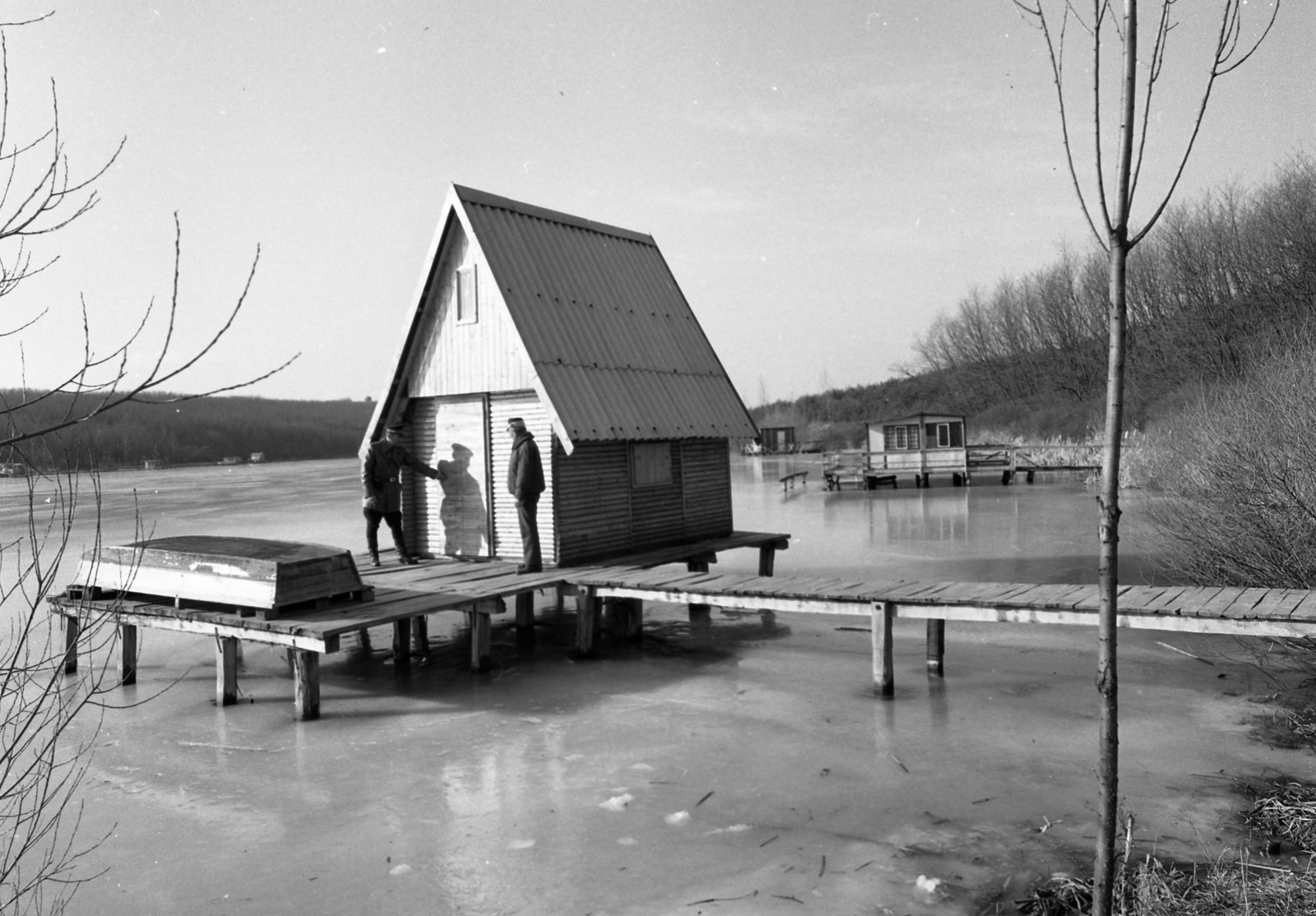 Hungary, Verpelét, horgásztanyák a Kígyós-patak felduzzasztásával kialakított halastavon., 1981, Magyar Rendőr, Fortepan #66559