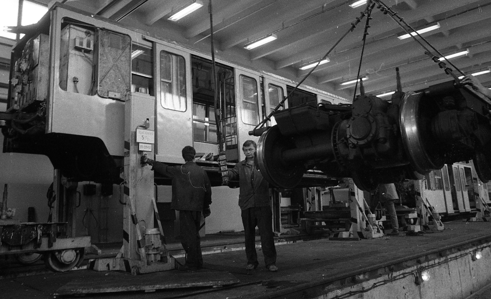 Hungary, Budapest XIV., Mexikói út, szerelőcsarnok a Millenniumi Földalatti Vasút járműtelepén., 1981, Magyar Rendőr, underground railway, Budapest, Fortepan #66568