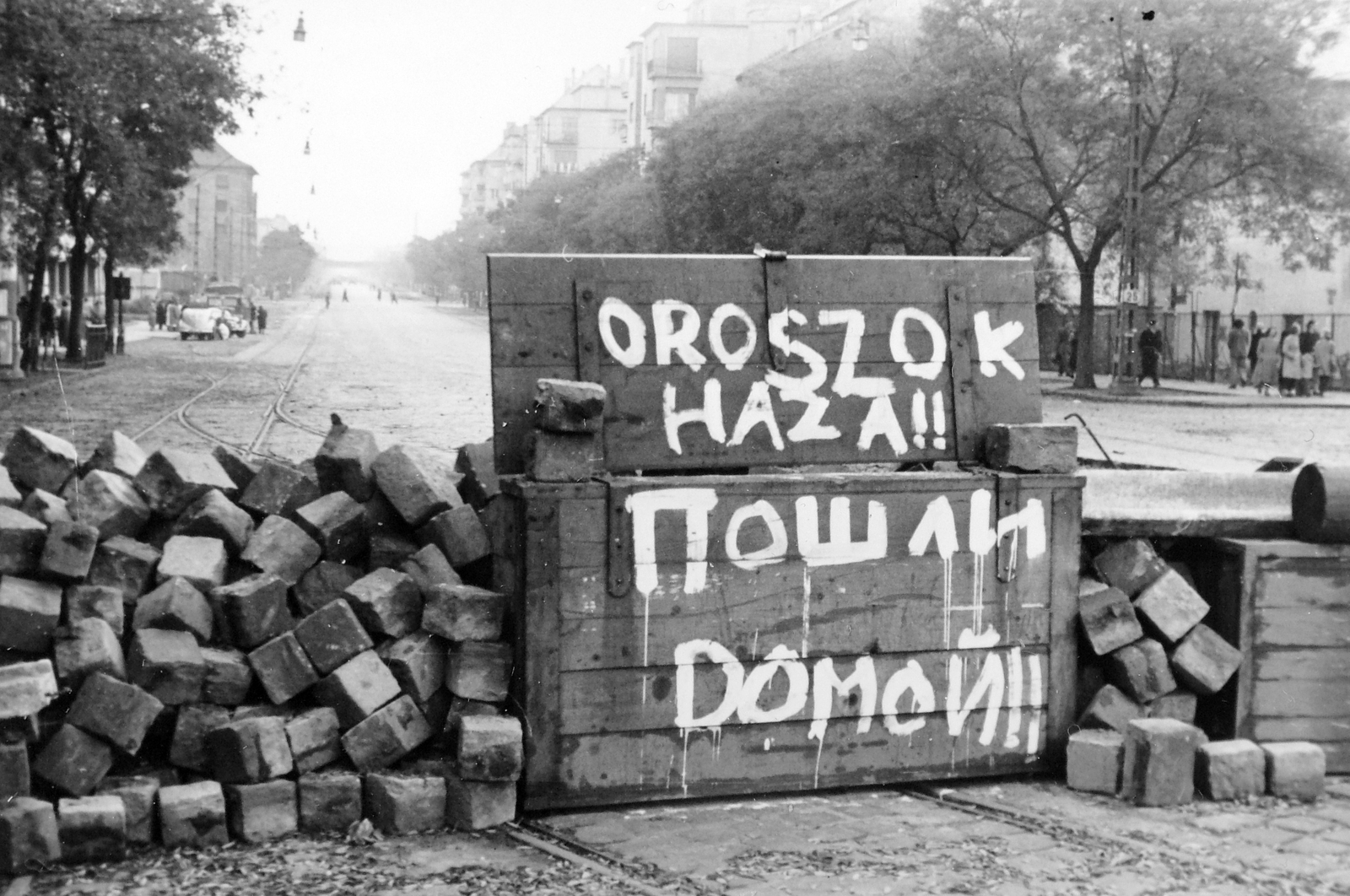 Hungary, Budapest XI., Fehérvári út, a Móricz Zsigmond körtér felől., 1956, Fortepan, label, revolution, street view, barricade, cobblestones, Budapest, Cyrillic alphabet, Fortepan #6657