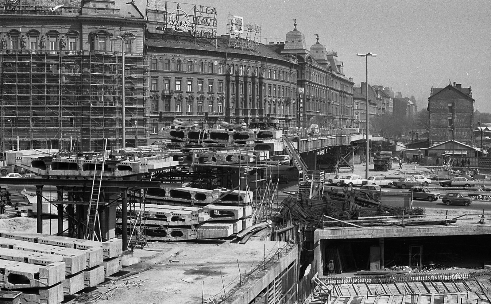 Hungary, Budapest VI.,Budapest XIII., Nyugati (Marx) tér, a felüljáró építése. A felvétel a részleges visszabontáskor készült., 1981, Magyar Rendőr, Polski Fiat-brand, Budapest, Fortepan #66593