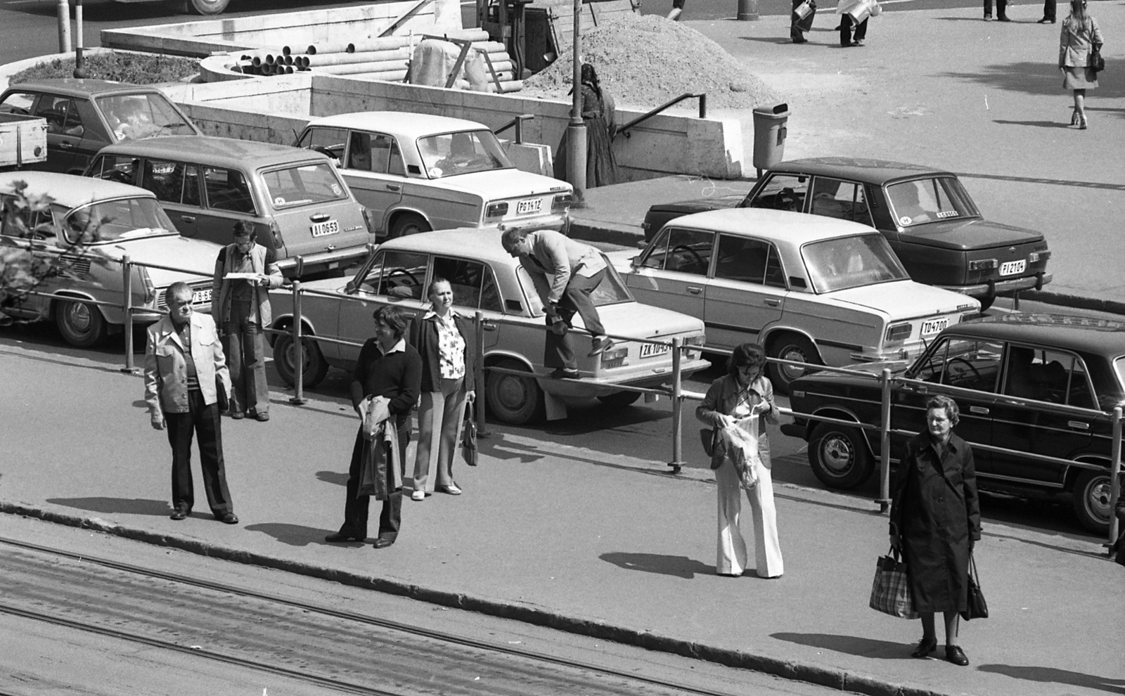 Hungary, Budapest VIII., Múzeum körút, villamosmegálló az Astoria kereszteződésnél., 1981, Magyar Rendőr, Budapest, Lada 1200 estate, Fortepan #66598