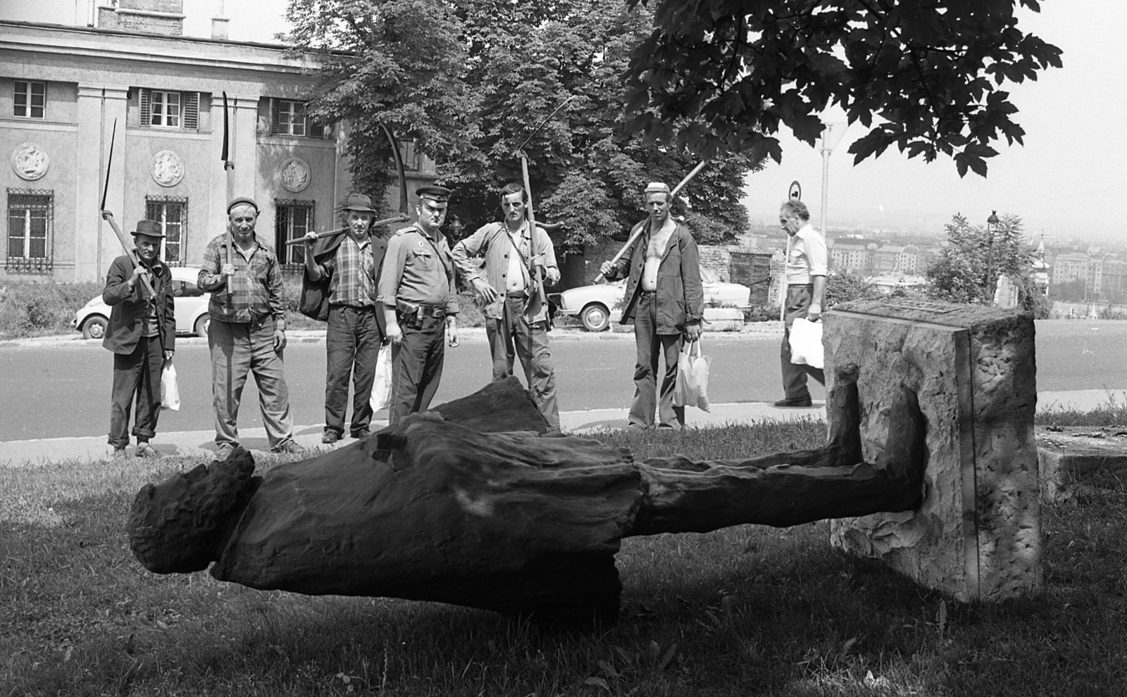 Hungary, Budapest I., Ostrom utca a Bécsi kapu előtt, Táncsics Mihály szobra (Varga Imre, 1969.)., 1981, Magyar Rendőr, cop, destruction of symbols, scythe, Budapest, Mihály Táncsics-portrayal, hooligan, sculpture, Fortepan #66606