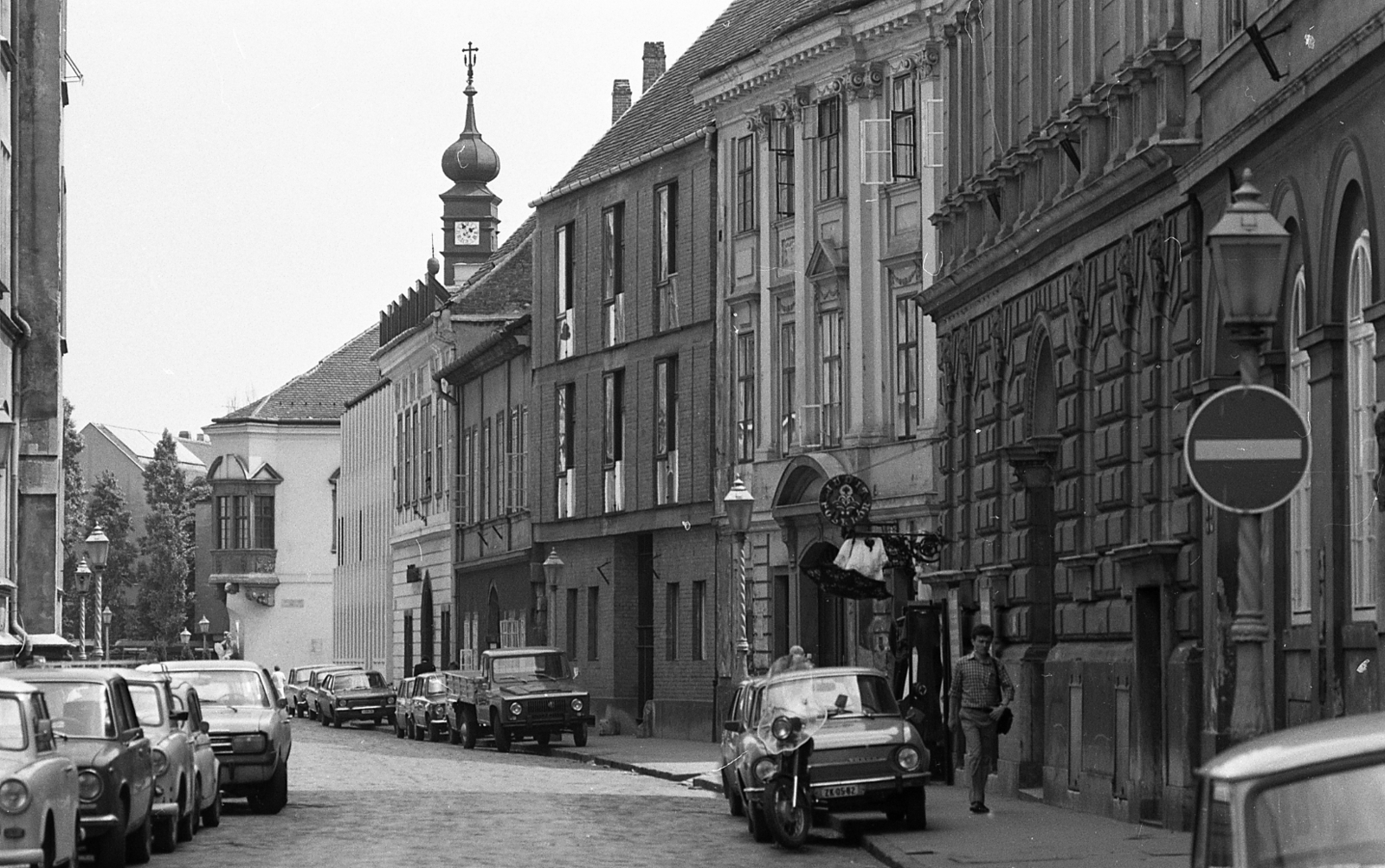 Hungary, Budapest I., Országház utca a Szentháromság utca felé nézve., 1981, Magyar Rendőr, Budapest, street view, Fortepan #66608