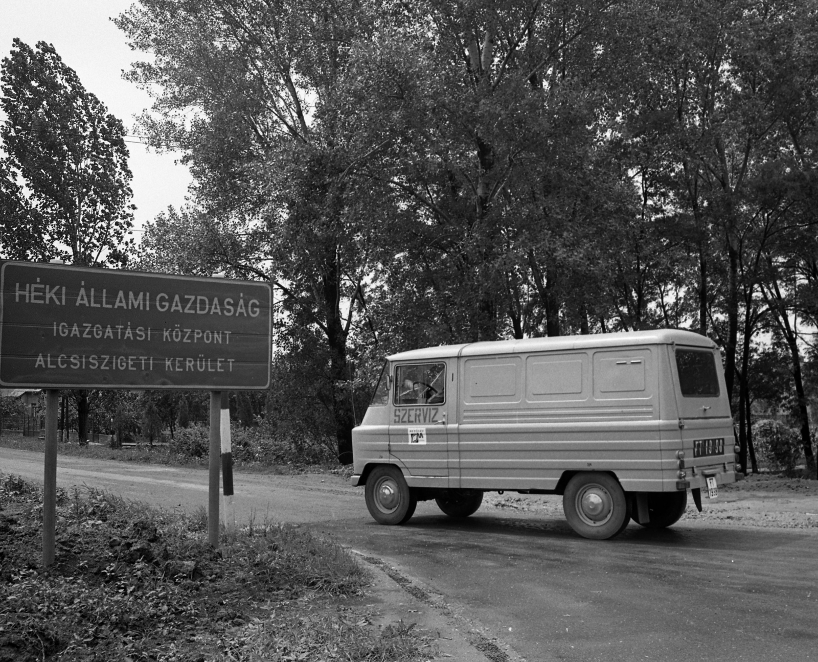 Hungary, Szolnok, Alcsisziget, a Héki Állami Gazdaság központjához vezető út., 1981, Magyar Rendőr, Zuk-brand, road signs, Fortepan #66611