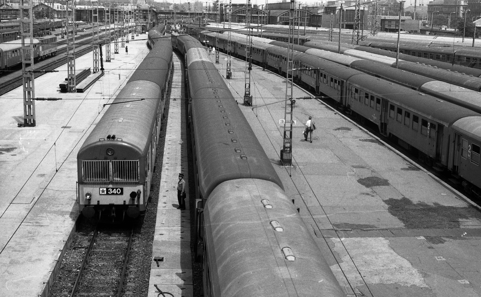 Hungary, Budapest VI., Nyugati pályaudvar, kűlső vágányok. Háttérben a Ferdinánd (Élmunkás) híd, jobbra a Podmaniczky (Rudas László) utca., 1981, Magyar Rendőr, railway, Budapest, bird's eye view, Fortepan #66612