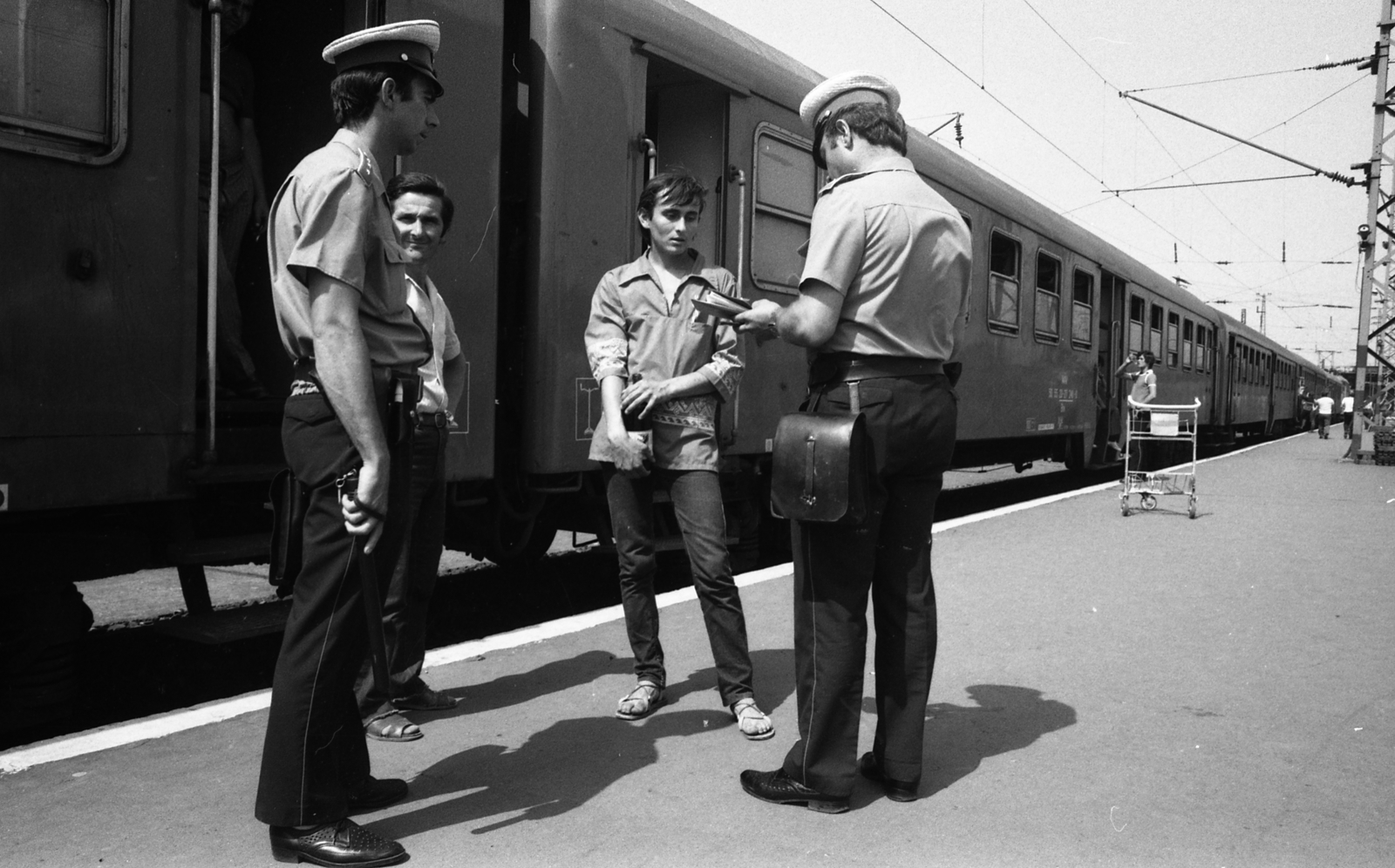 Hungary, Budapest VI., Nyugati pályaudvar, kűlső vágányok., 1981, Magyar Rendőr, identity check, Budapest, cop, Fortepan #66613