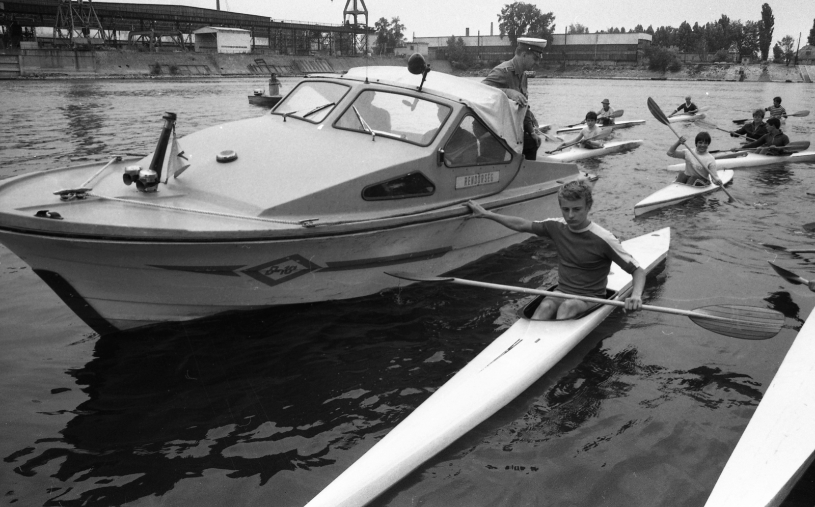 Magyarország, Budapest XIII., Újpesti-öböl, balra a Magyar Hajó- és Darugyár Angyalföldi Gyáregysége, az épület szemben a Meder utcánál áll., 1981, Magyar Rendőr, kajak, motorcsónak, Budapest, Fortepan #66616