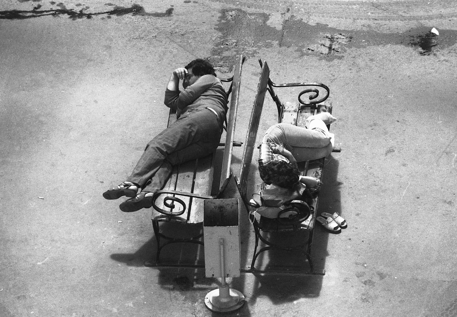 Hungary, Budapest VI., Nyugati pályaudvar., 1981, Magyar Rendőr, bench, sleeping, Budapest, lying on a bench, Fortepan #66620