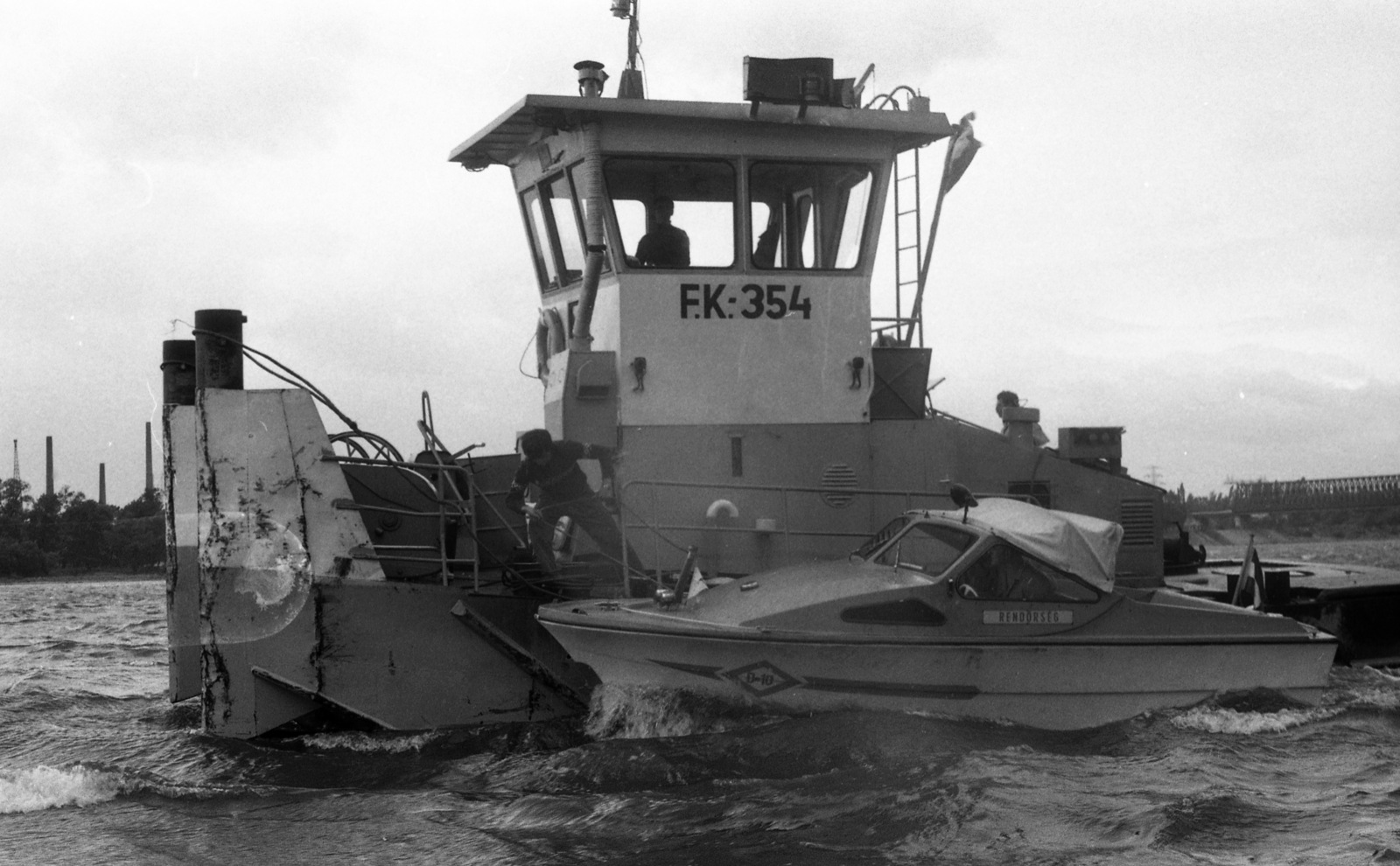 Hungary, Budapest, a Duna a Népsziget és az Óbudai-sziget között, jobbra az Újpesti vasúti híd budai hídfője., 1981, Magyar Rendőr, motorboat, pusher, FK 354 ship, Fortepan #66621