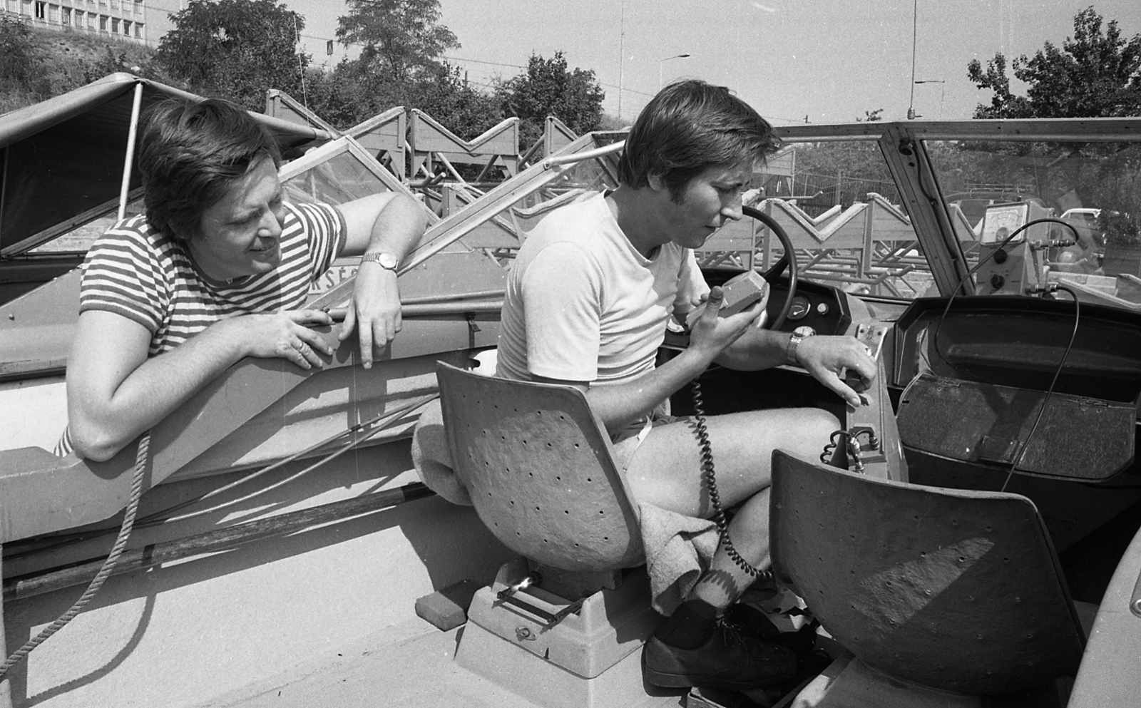 Magyarország, Budapest IX., Helyi kikötő út, a BM hajótároló-és karbantartó telephelye. Balra fent a Kvassay Jenő út., 1981, Magyar Rendőr, férfiak, motorcsónak, kikötő, Budapest, csíkos ruha, Fortepan #66624