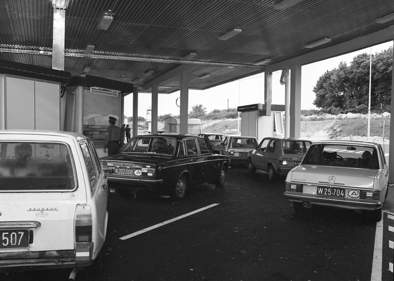 Hungary, Sopron, közúti határátkelő., 1981, Magyar Rendőr, Mercedes-brand, Volkswagen-brand, Volvo-brand, border crossing, number plate, country code sign, Fortepan #66633