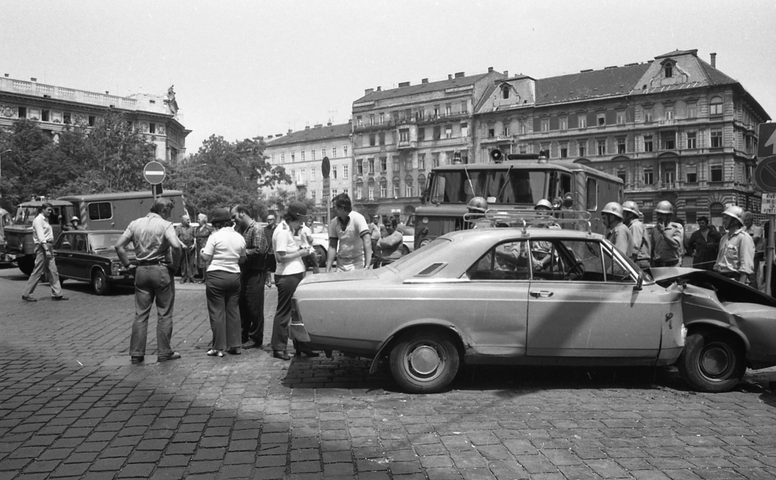 Magyarország, Budapest V., baleset az Arany János utca - Sas (Guszev) utca kereszteződésben. Balra a Magyar Nemzeti Bank épülete, jobbra a Hercegprímás (Alpári Gyula) utca házai., 1981, Magyar Rendőr, GAZ-márka, baleset, járműroncs, Alpár Ignác-terv, középület, VAZ 2103/2106, eklektikus építészet, Budapest, GAZ 66, Ford Taunus P7, Fortepan #66635