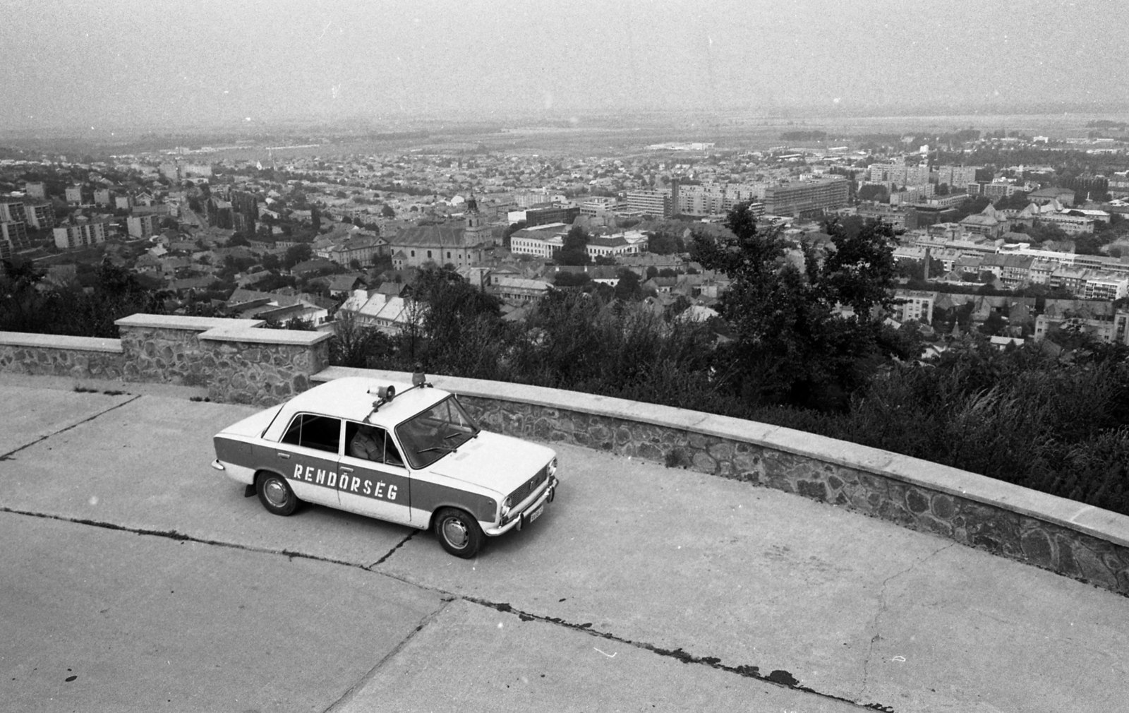 Hungary, Szekszárd, kilátó a Kálvária hegyen., 1981, Magyar Rendőr, Lada-brand, picture, lookout, police vehicle, Fortepan #66638